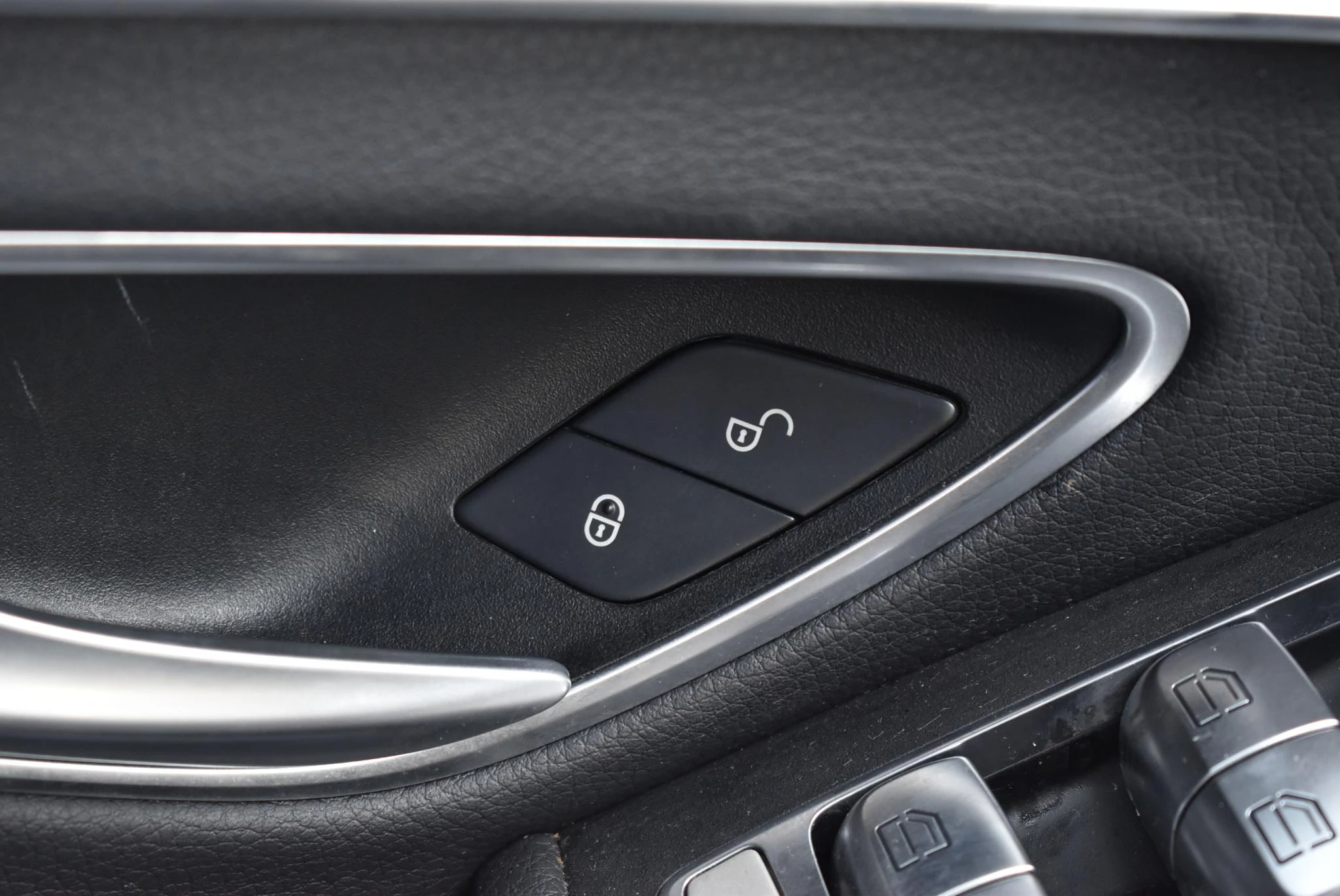 Mercedes-Benz-C-Klasse-image-16