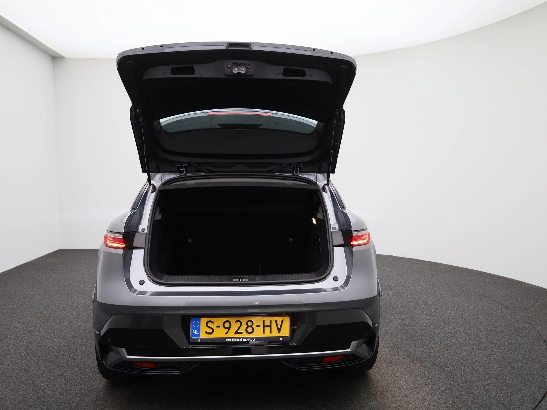 Renault-Megane E-Tech-image-10