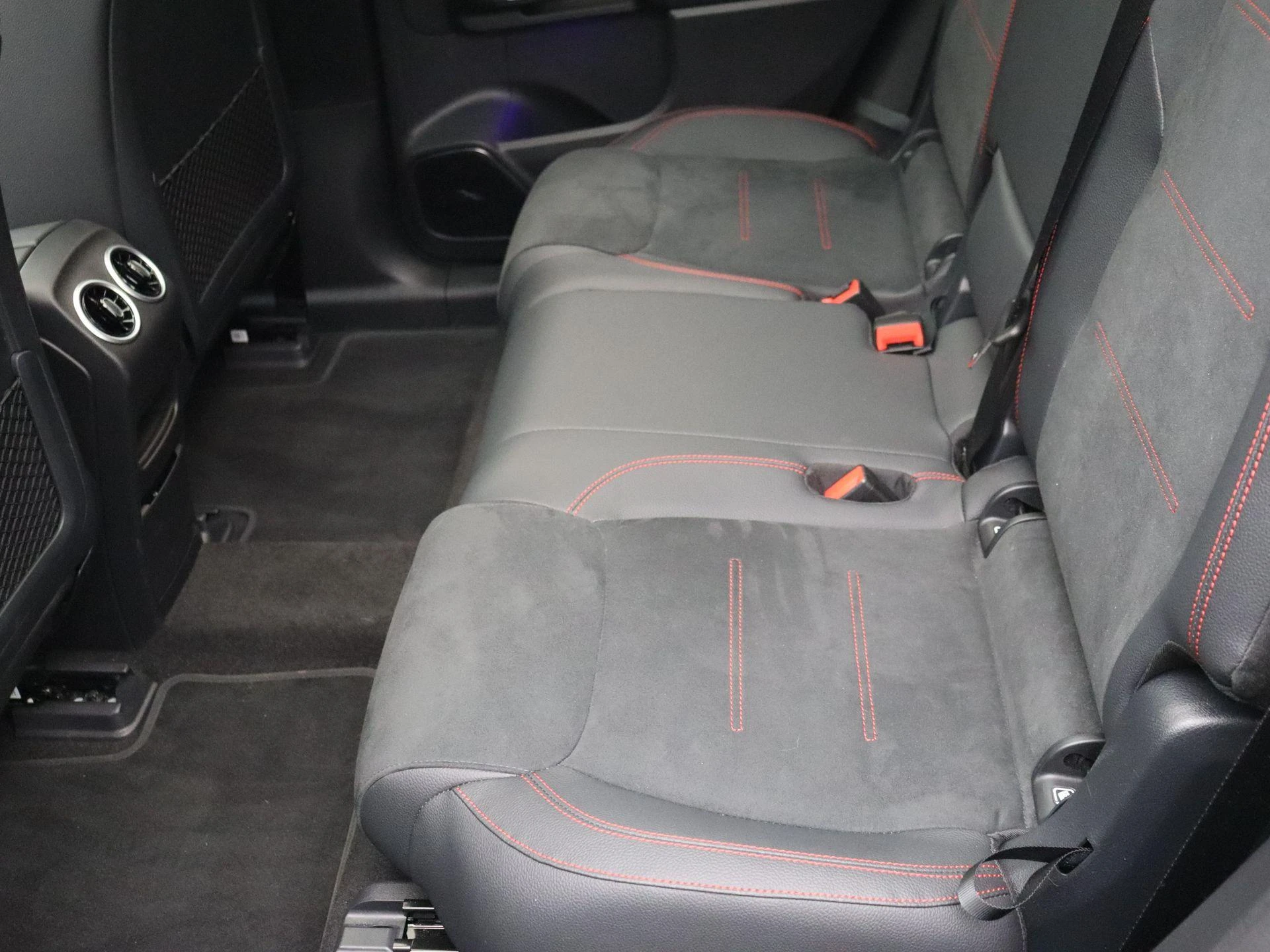 Mercedes-Benz-EQB-image-14