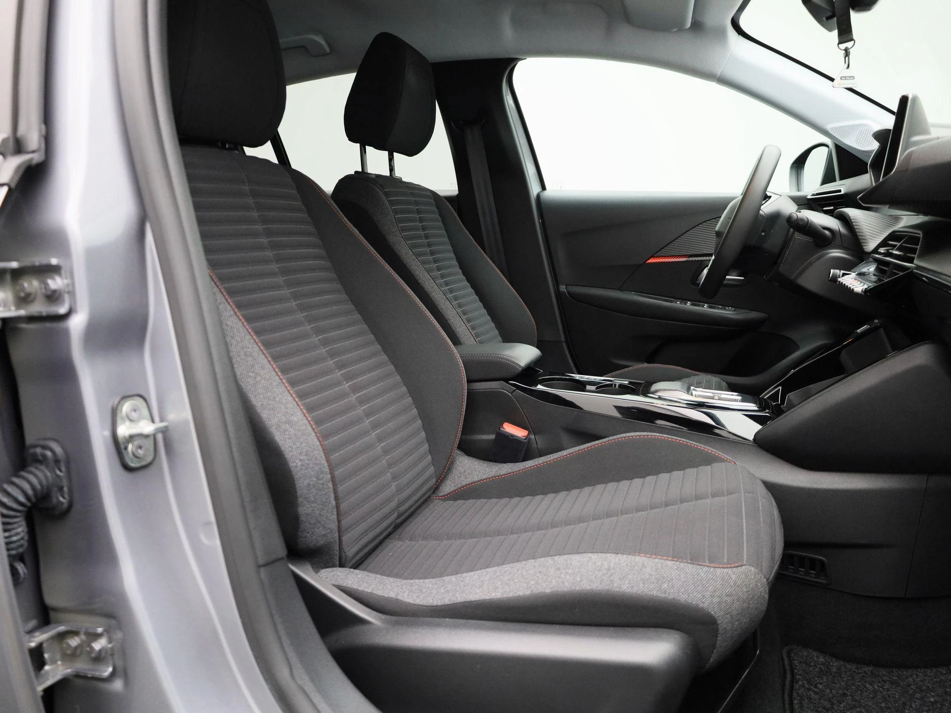 Peugeot-e-208-image-32