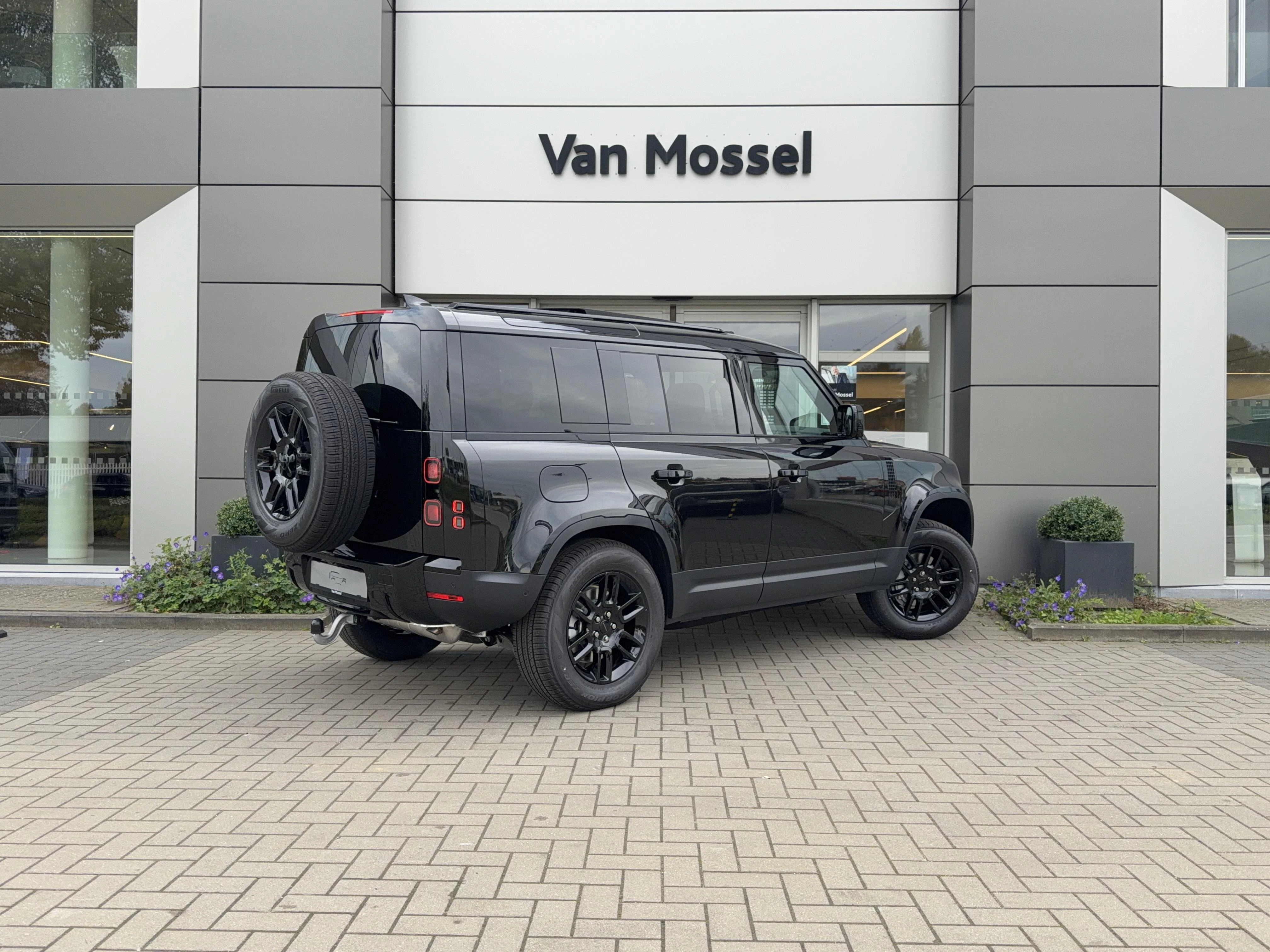 Land Rover-Defender-image-4