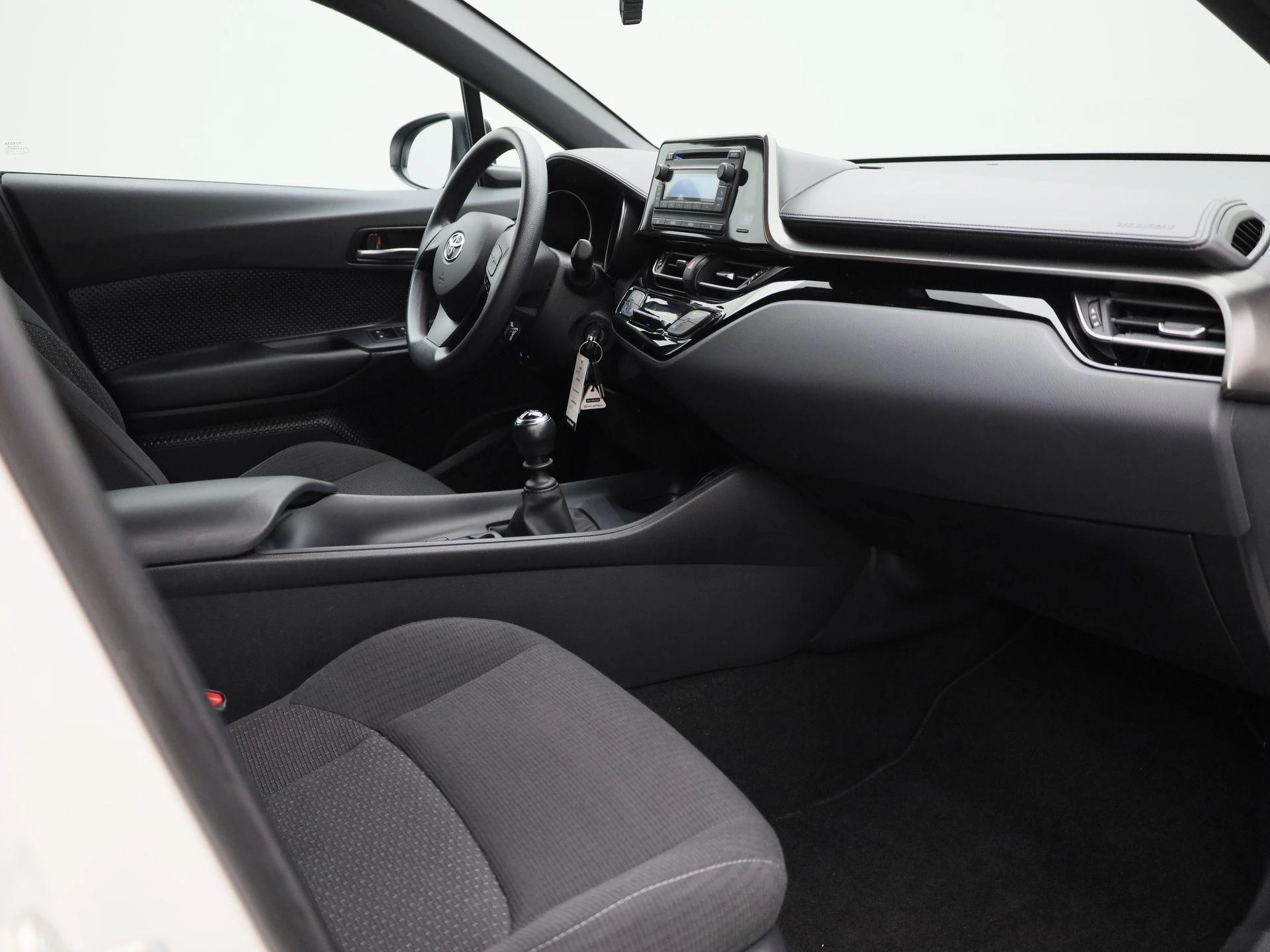 Toyota-C-HR-image-27