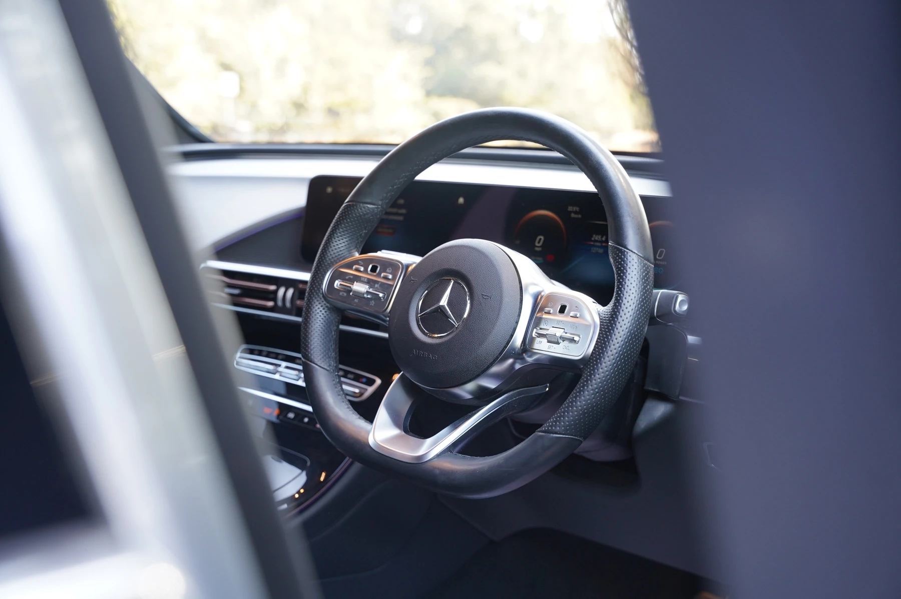 Mercedes-Benz-EQC-image-17