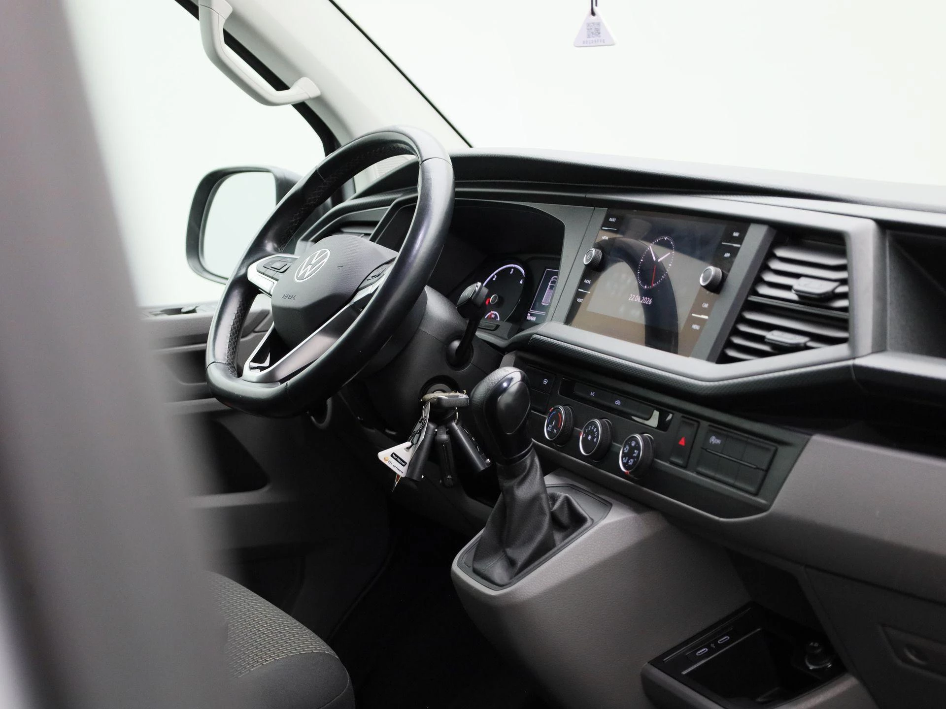 Volkswagen-Transporter-image-6