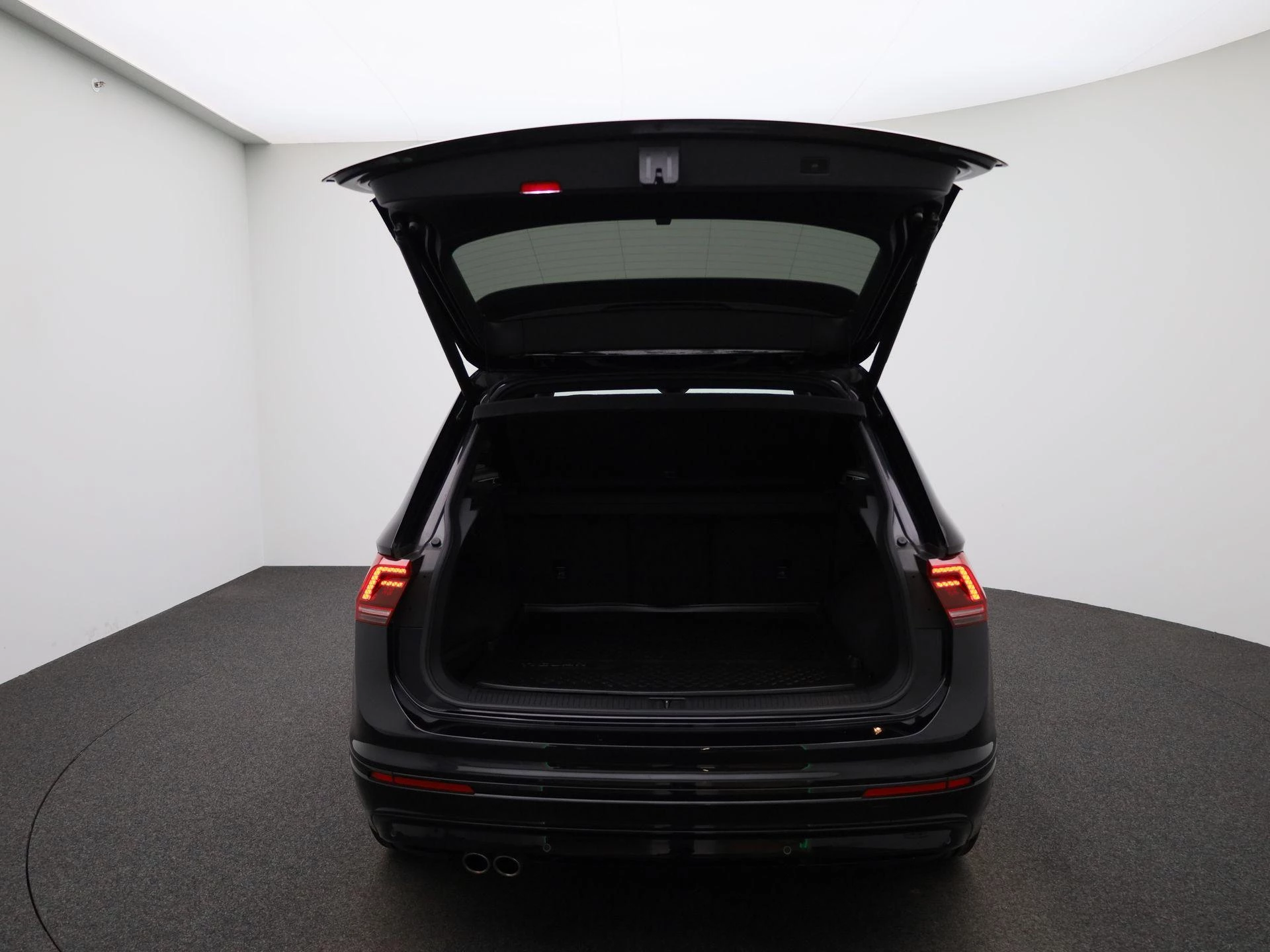 Volkswagen-Tiguan-image-10
