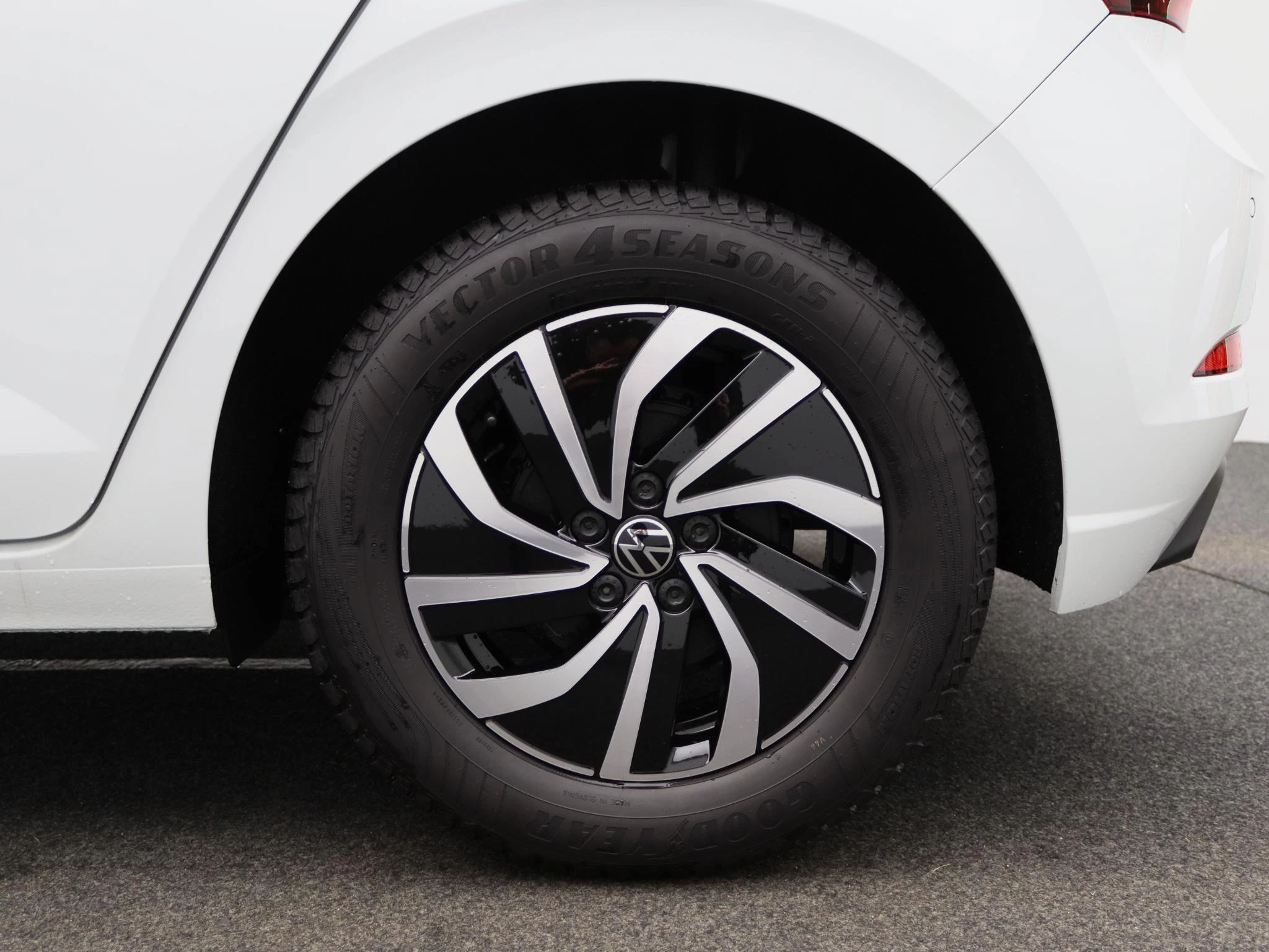 Volkswagen-Polo-image-12