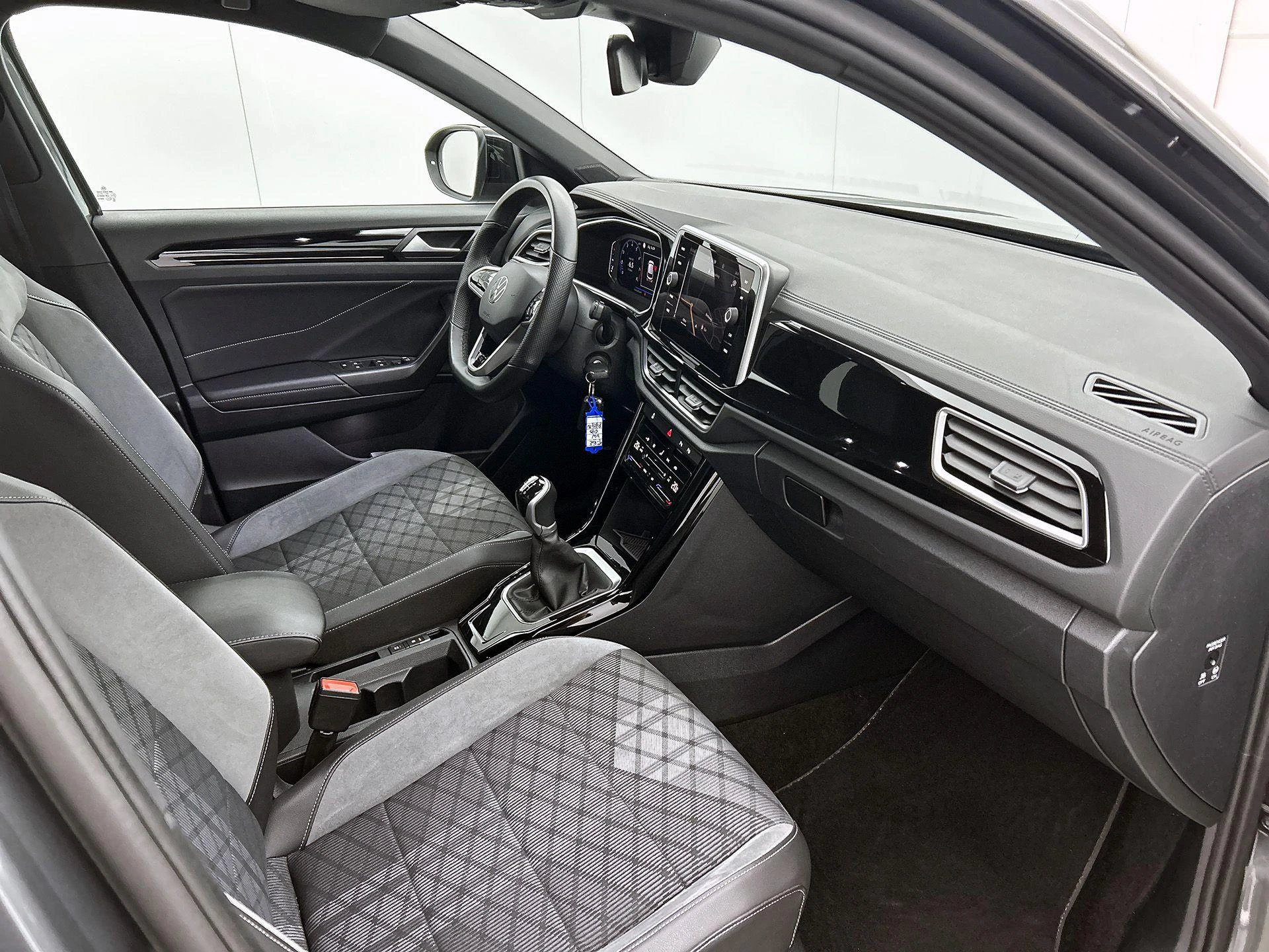Volkswagen-T-Roc-image-20