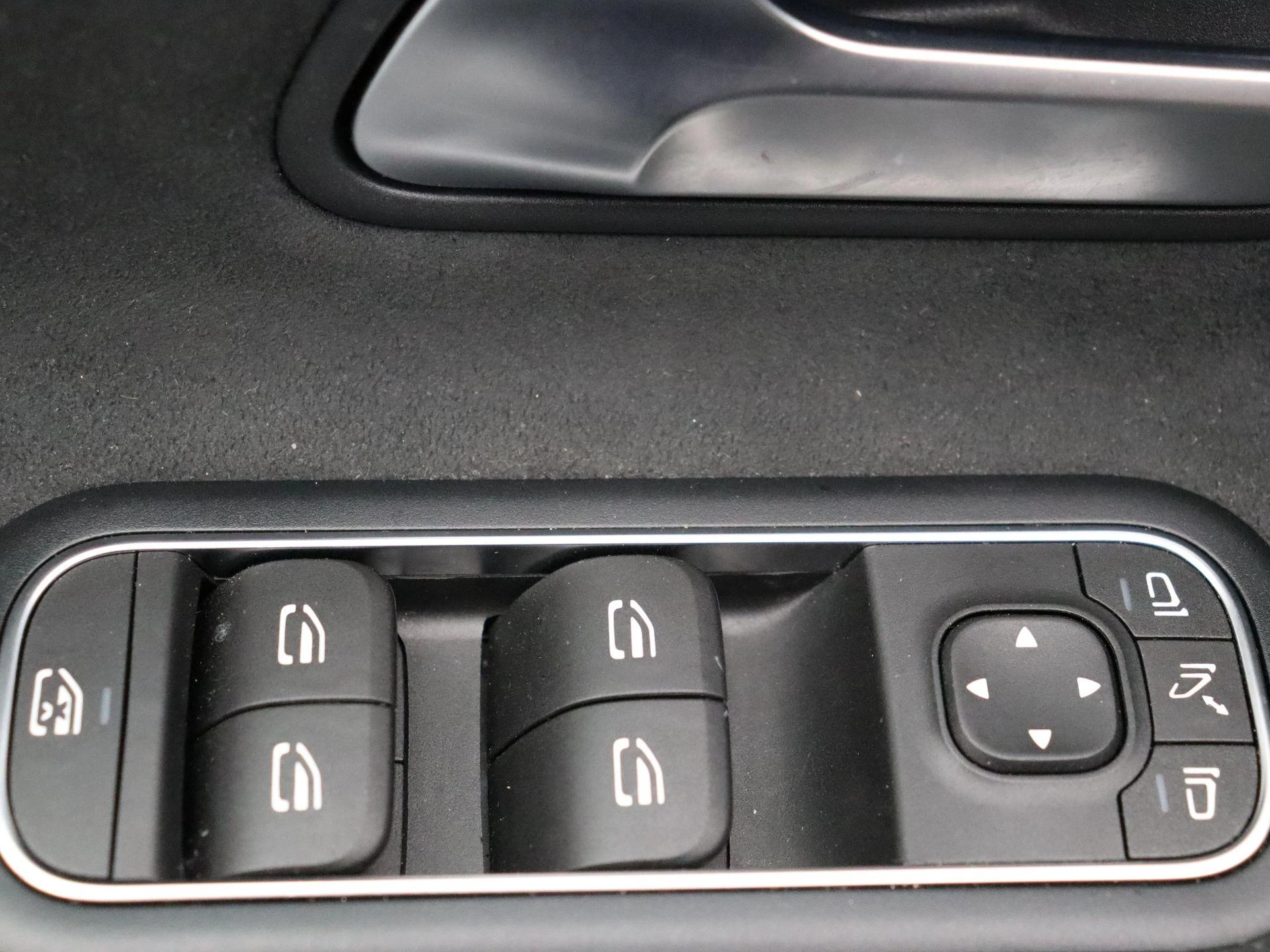Mercedes-Benz-CLA-image-9