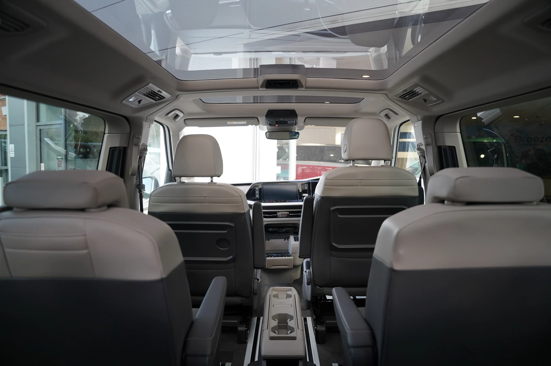 Volkswagen-Multivan-image-27