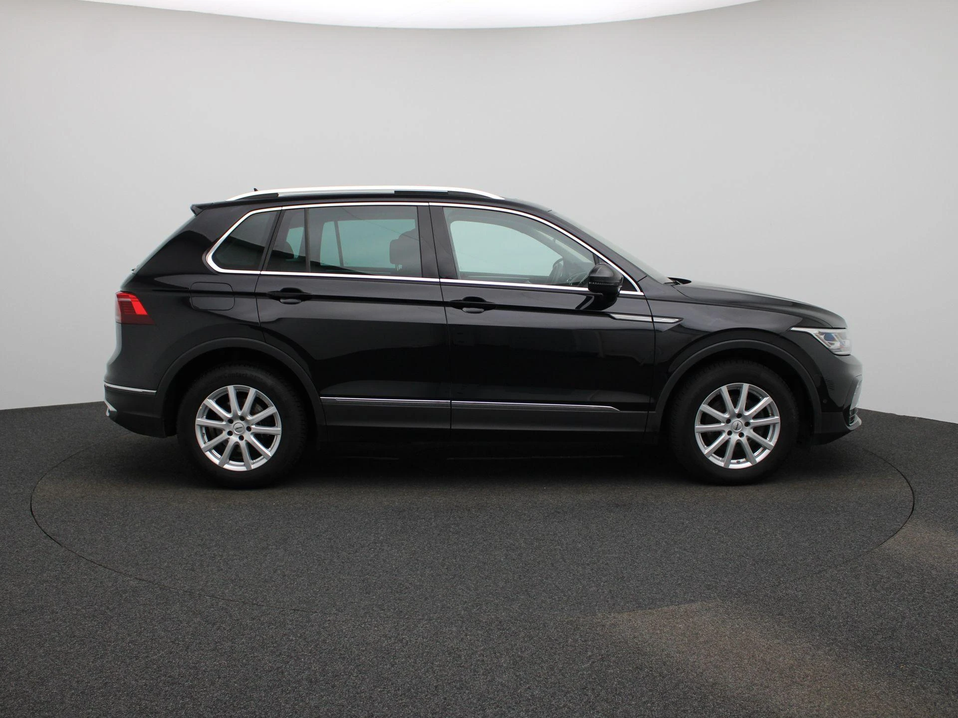 Volkswagen-Tiguan-image-5