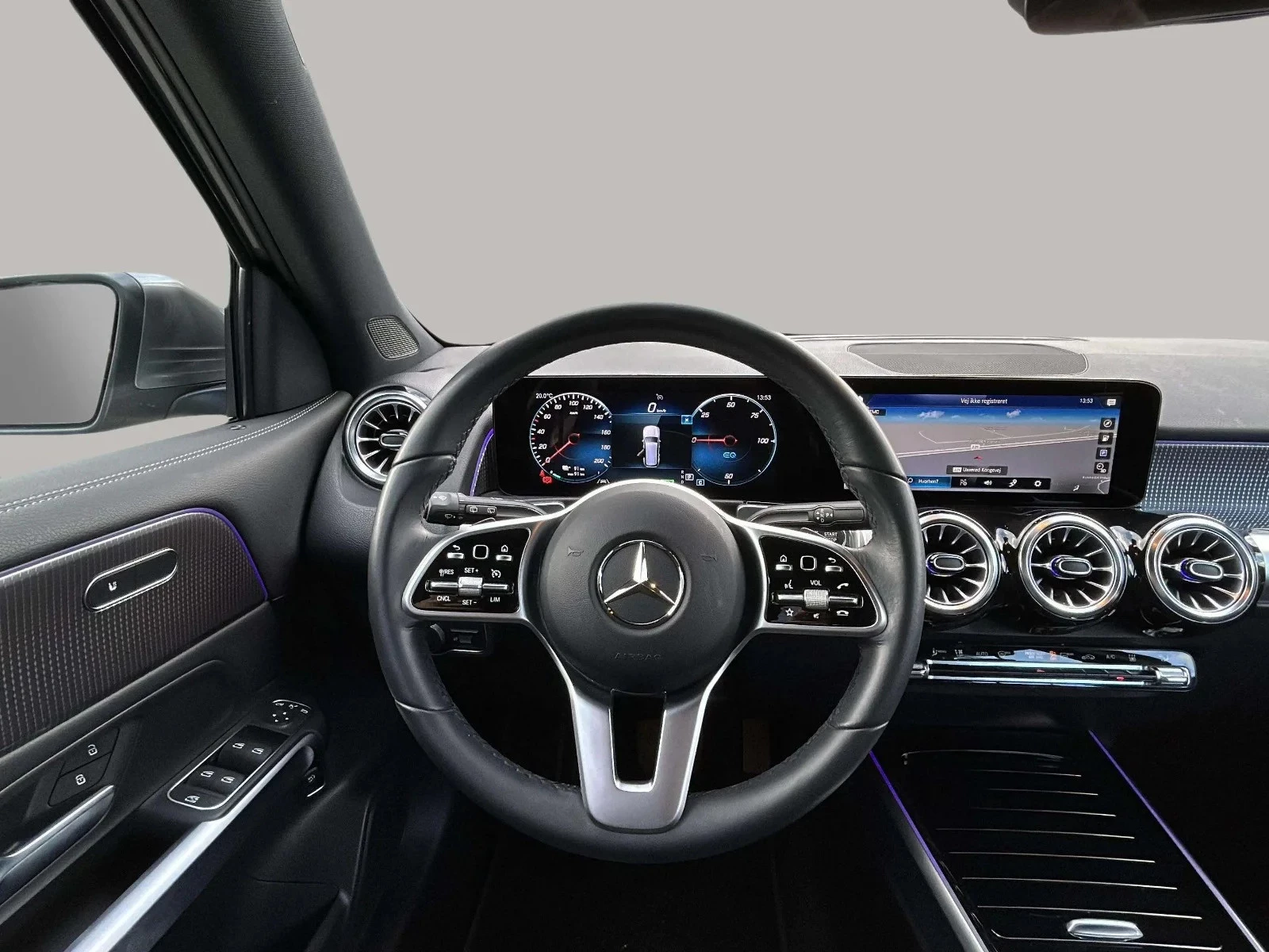 Mercedes-Benz-EQB-image-11