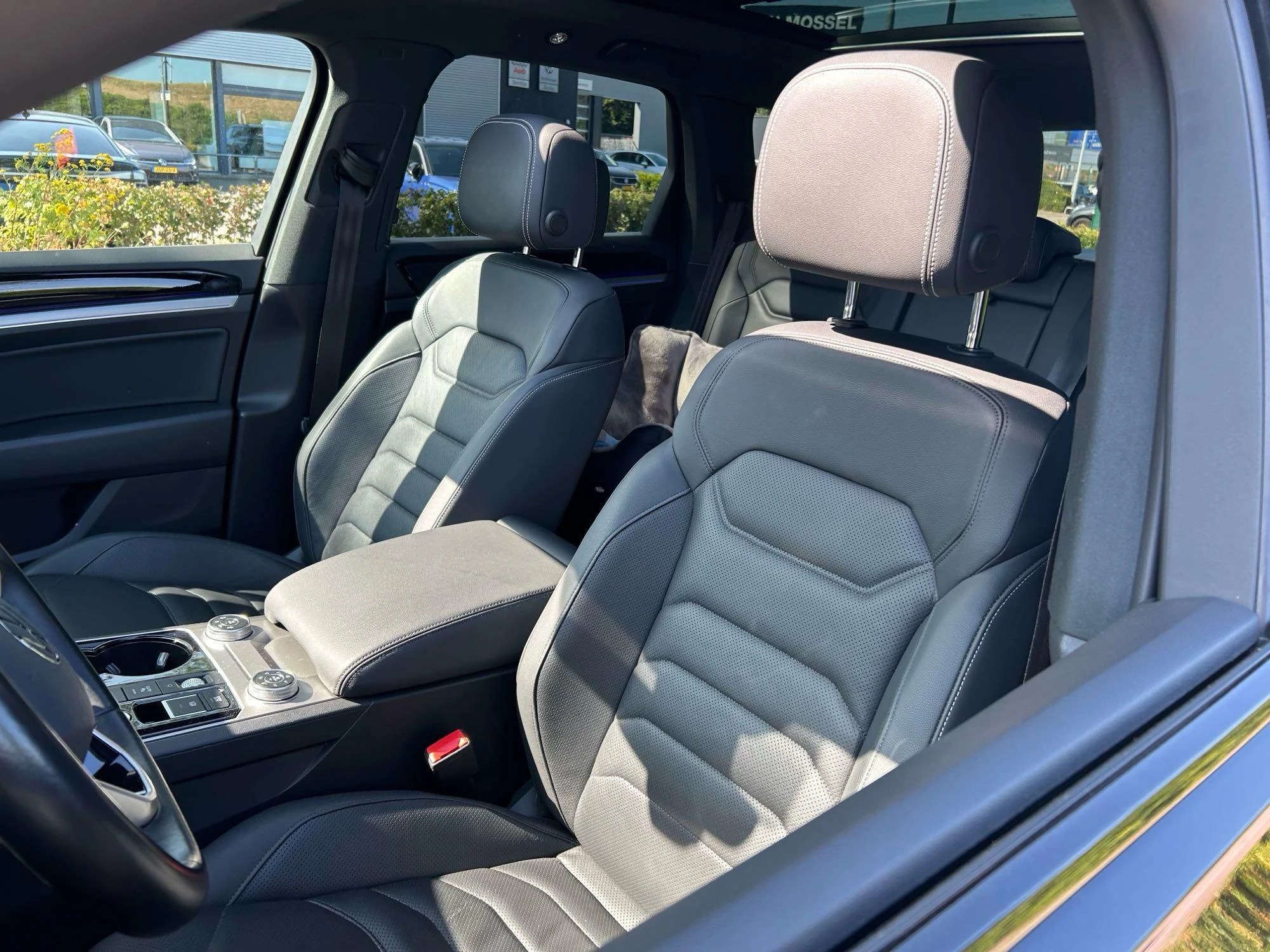 Volkswagen-Touareg-image-12