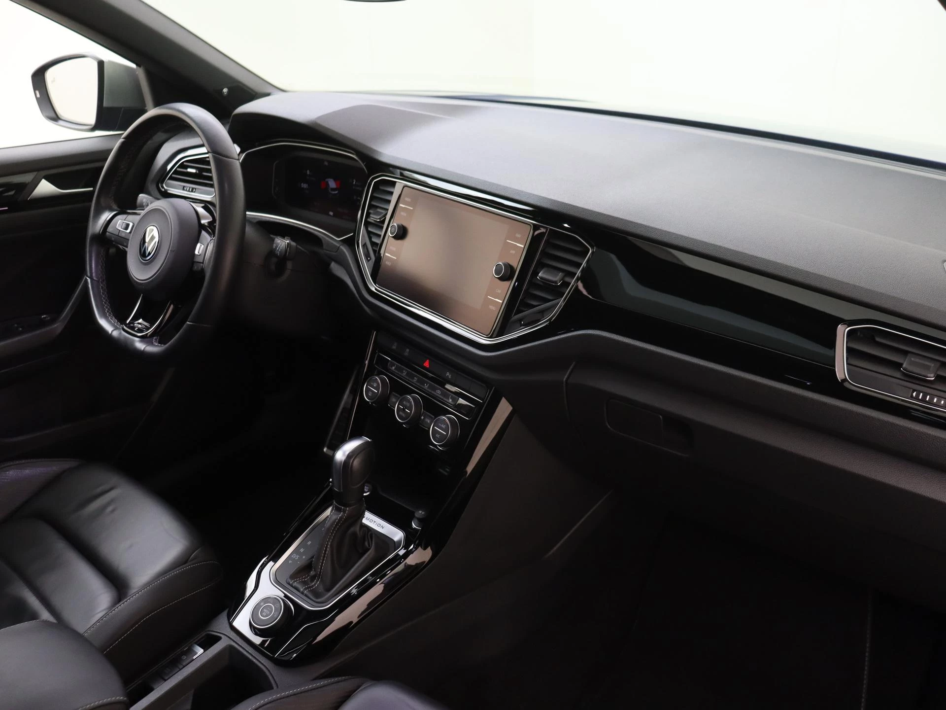 Volkswagen-T-Roc-image-4