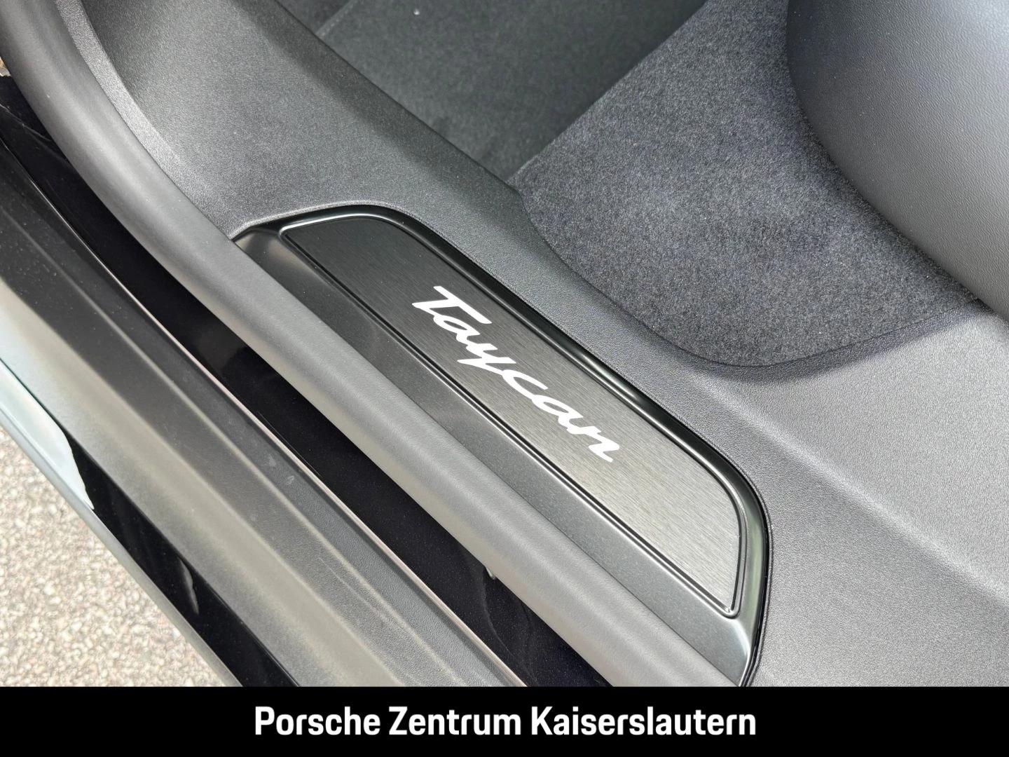 Porsche Taycan Black Edition InnoDrive HA-Lenkung HeadUp black edition
