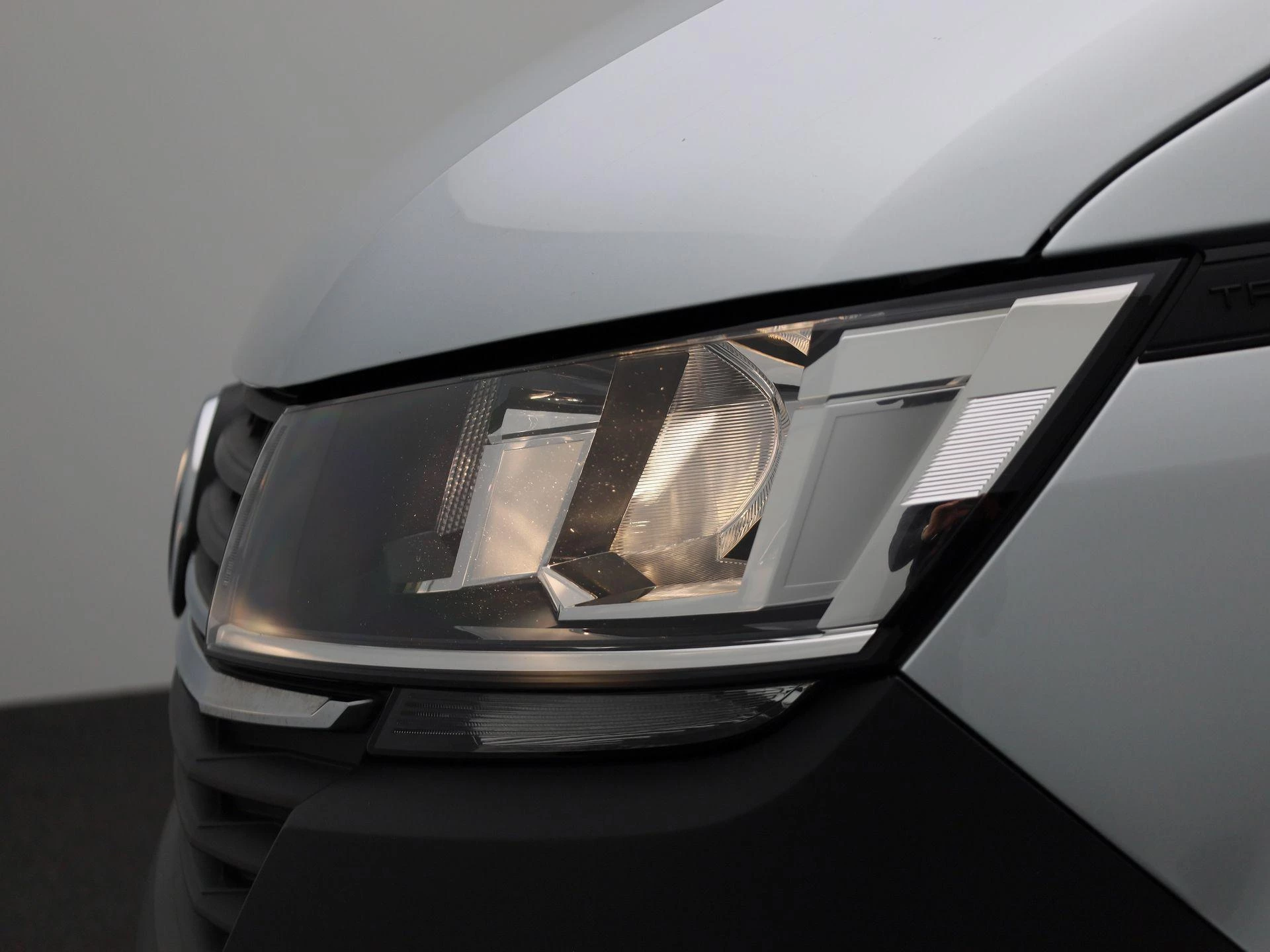 Volkswagen-Transporter-image-18