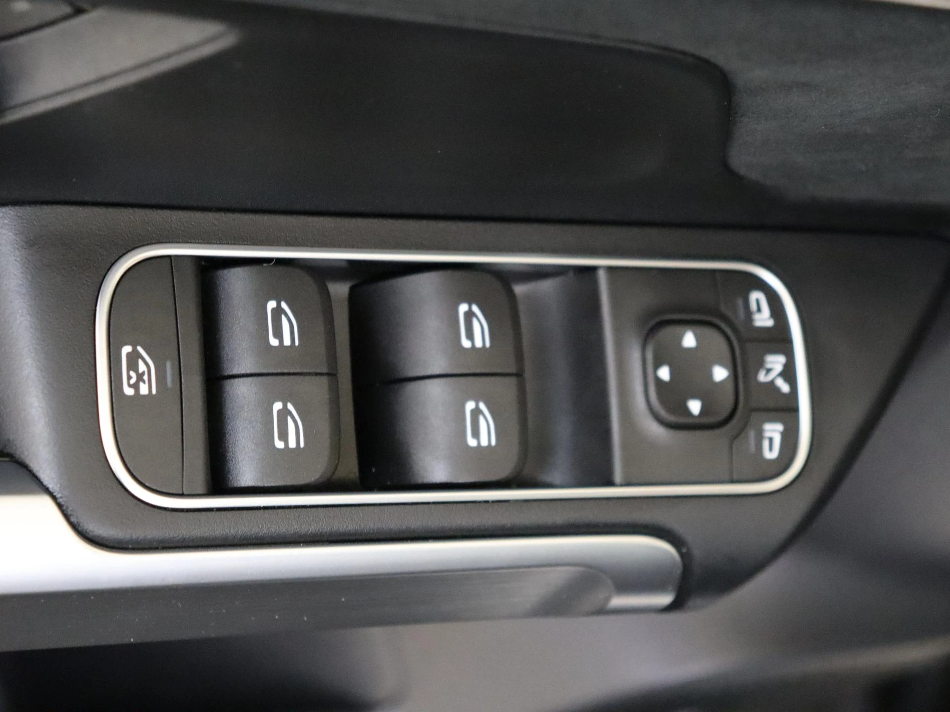 Mercedes-Benz-EQB-image-25