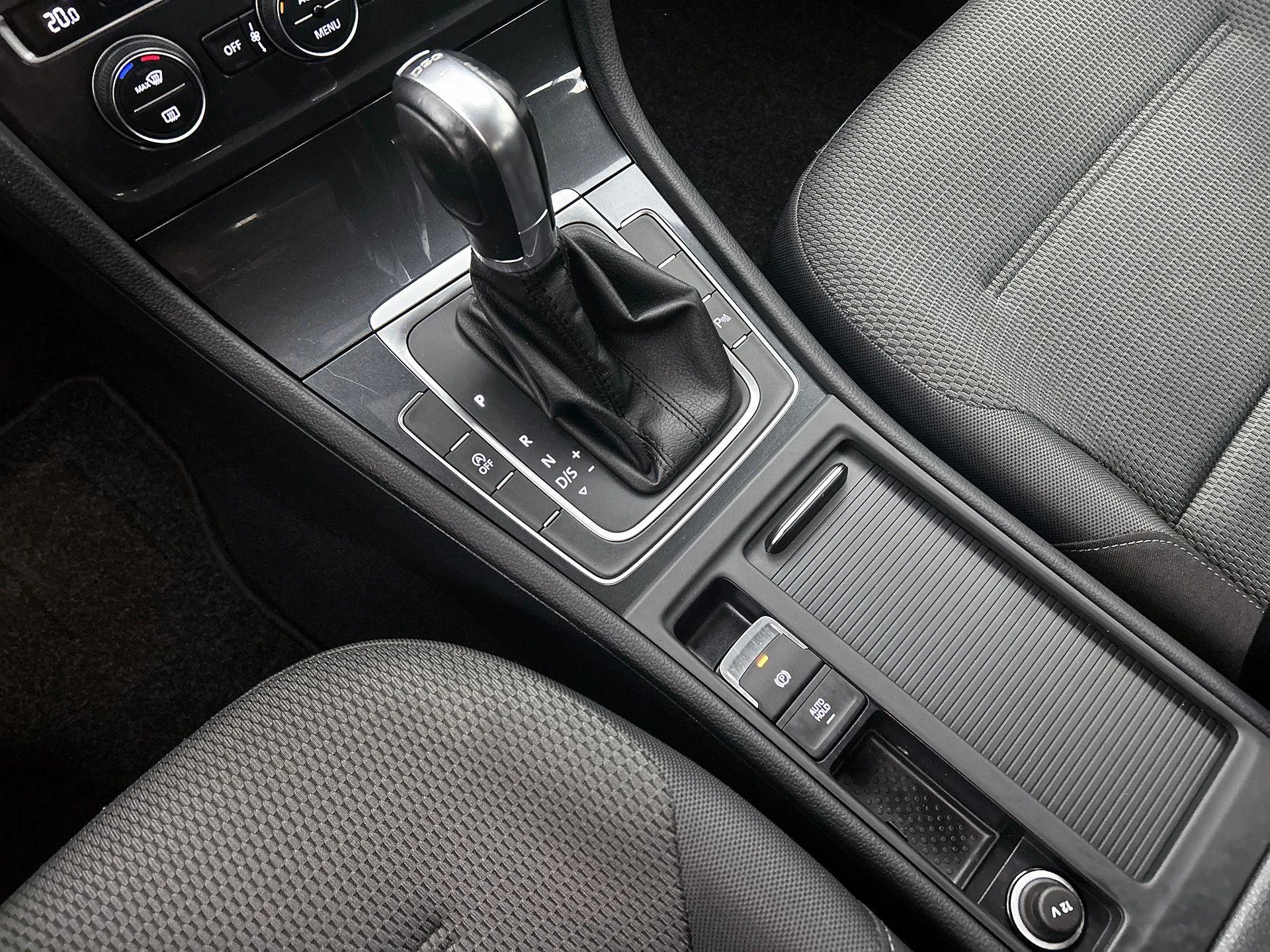 Volkswagen-Golf-image-20