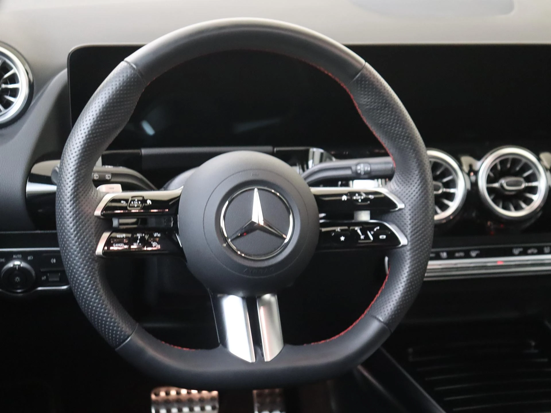 Mercedes-Benz-GLA-image-10