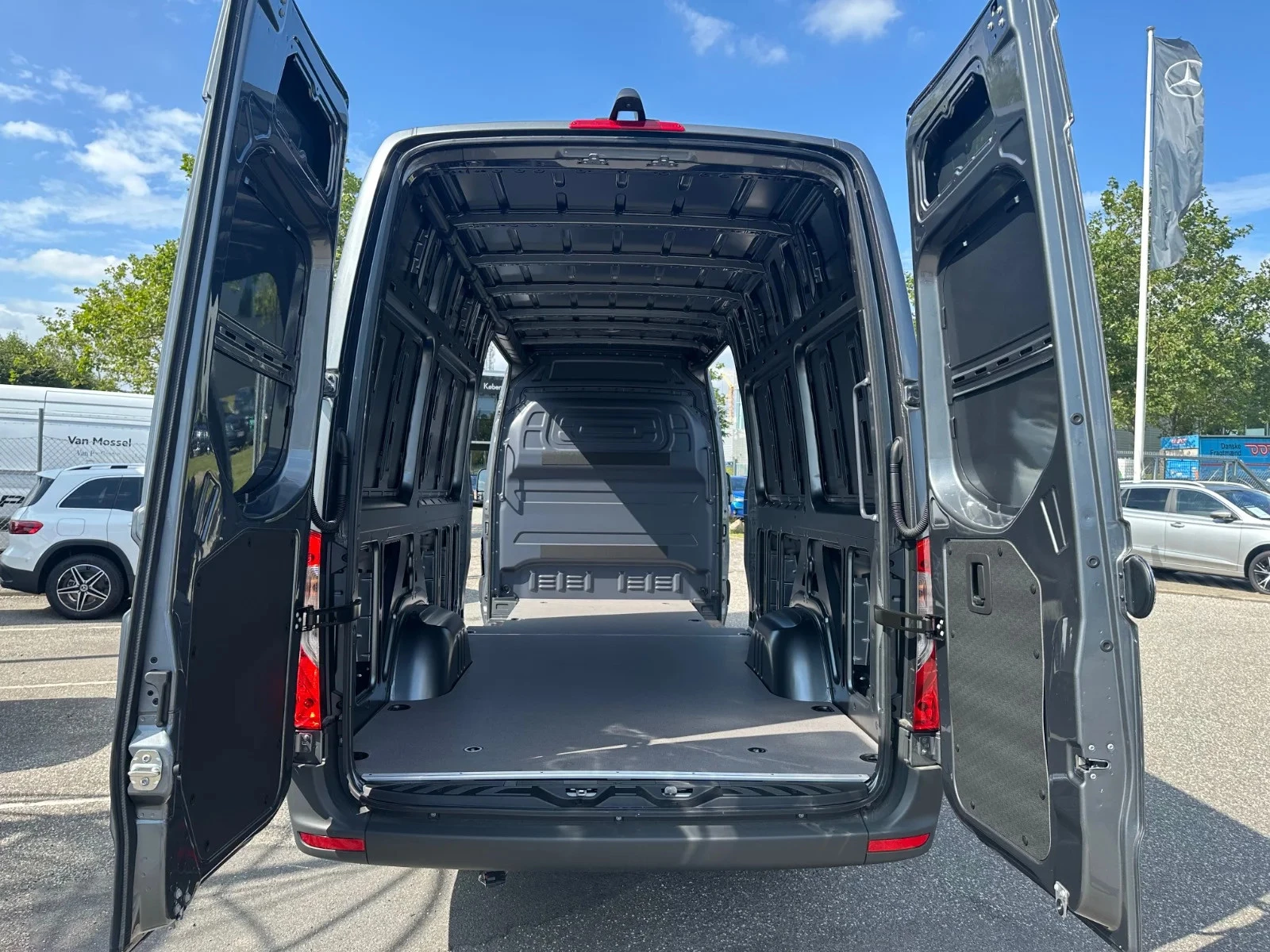 Mercedes-Benz-Sprinter-image-5