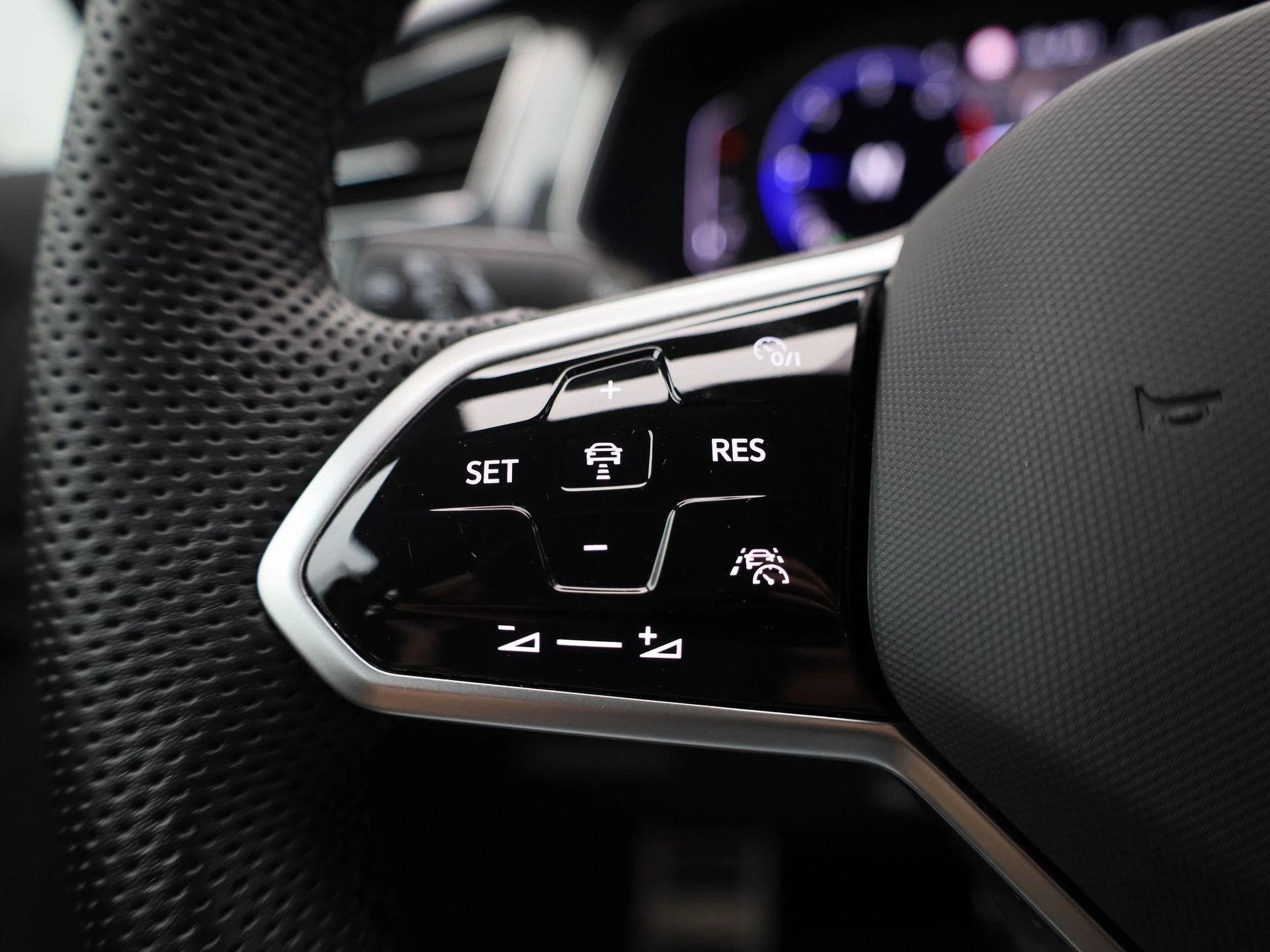 Volkswagen-Tiguan-image-17