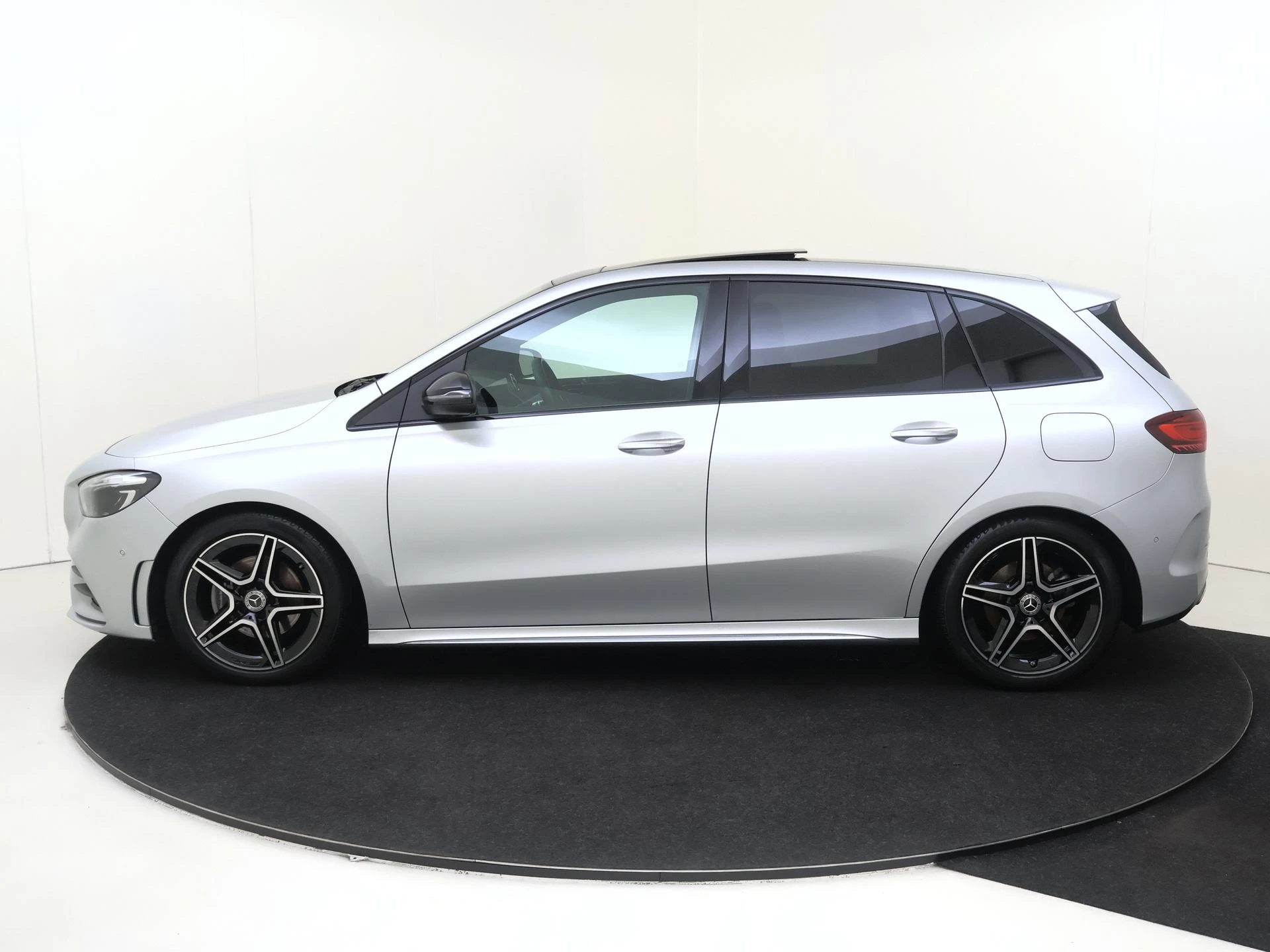 Mercedes-Benz-B-Klasse-image-7