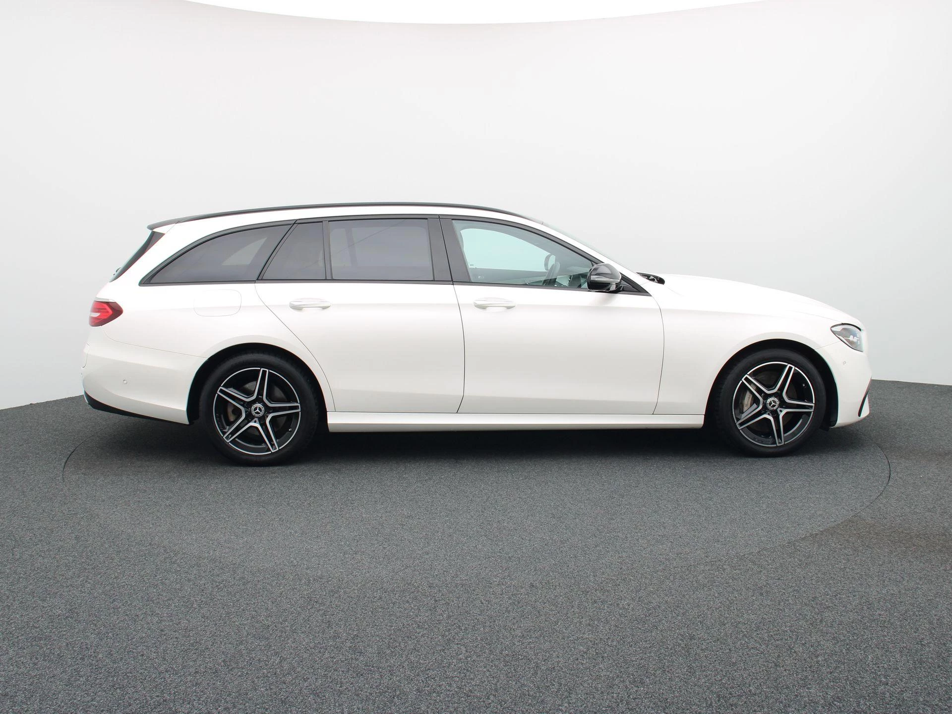 Mercedes-Benz Classe E 300 e Estate AMG LINE + LEDER + PANO DAK + BURMESTER + SURROUND VIEW +