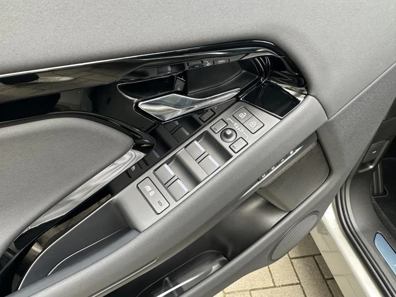 Land Rover-Range Rover Evoque-image-27