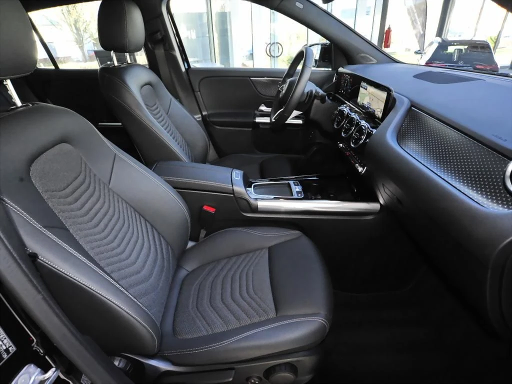 Mercedes-Benz-GLA 200 d-image-10