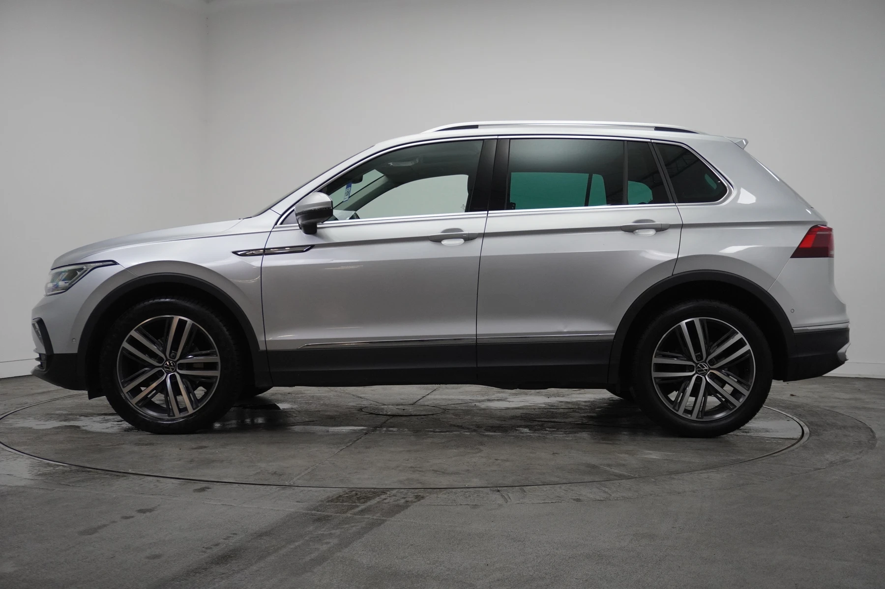 Volkswagen-Tiguan-image-20