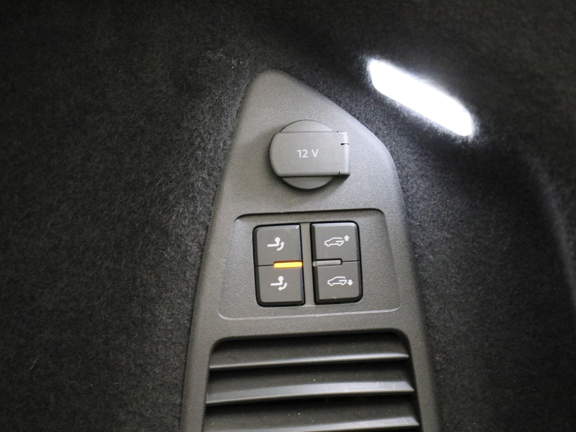 Volkswagen-Touareg-image-14