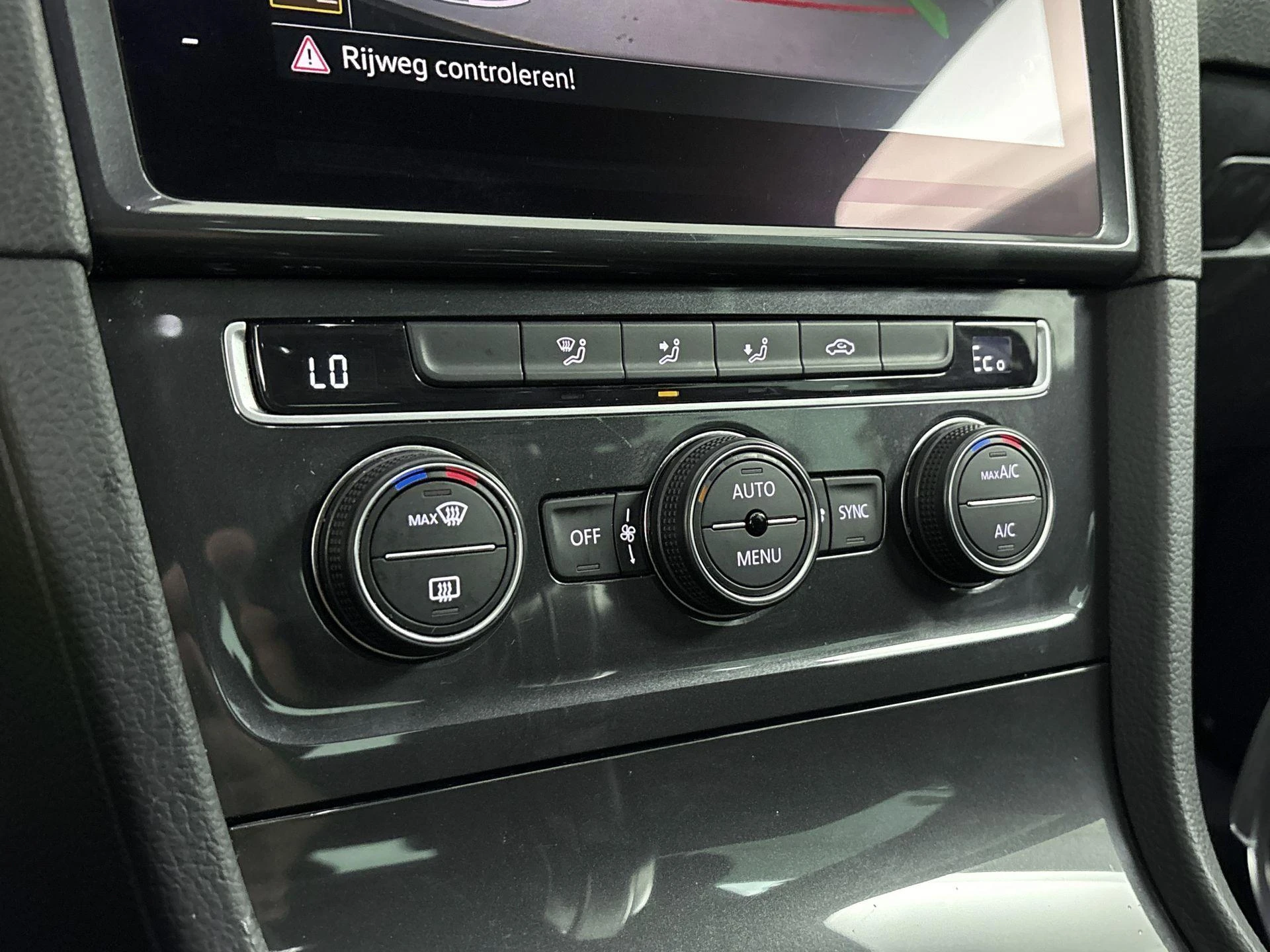 Volkswagen-e-Golf-image-11