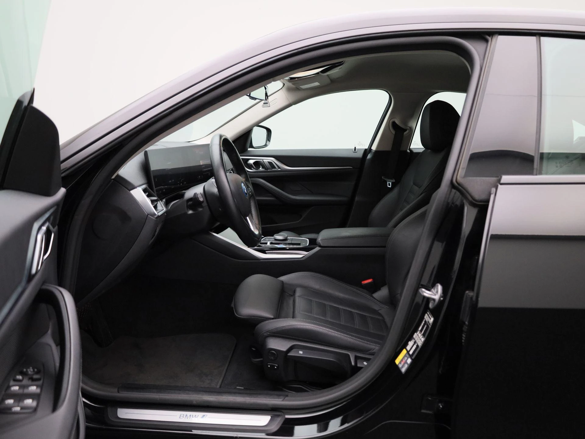 BMW-i4-image-8
