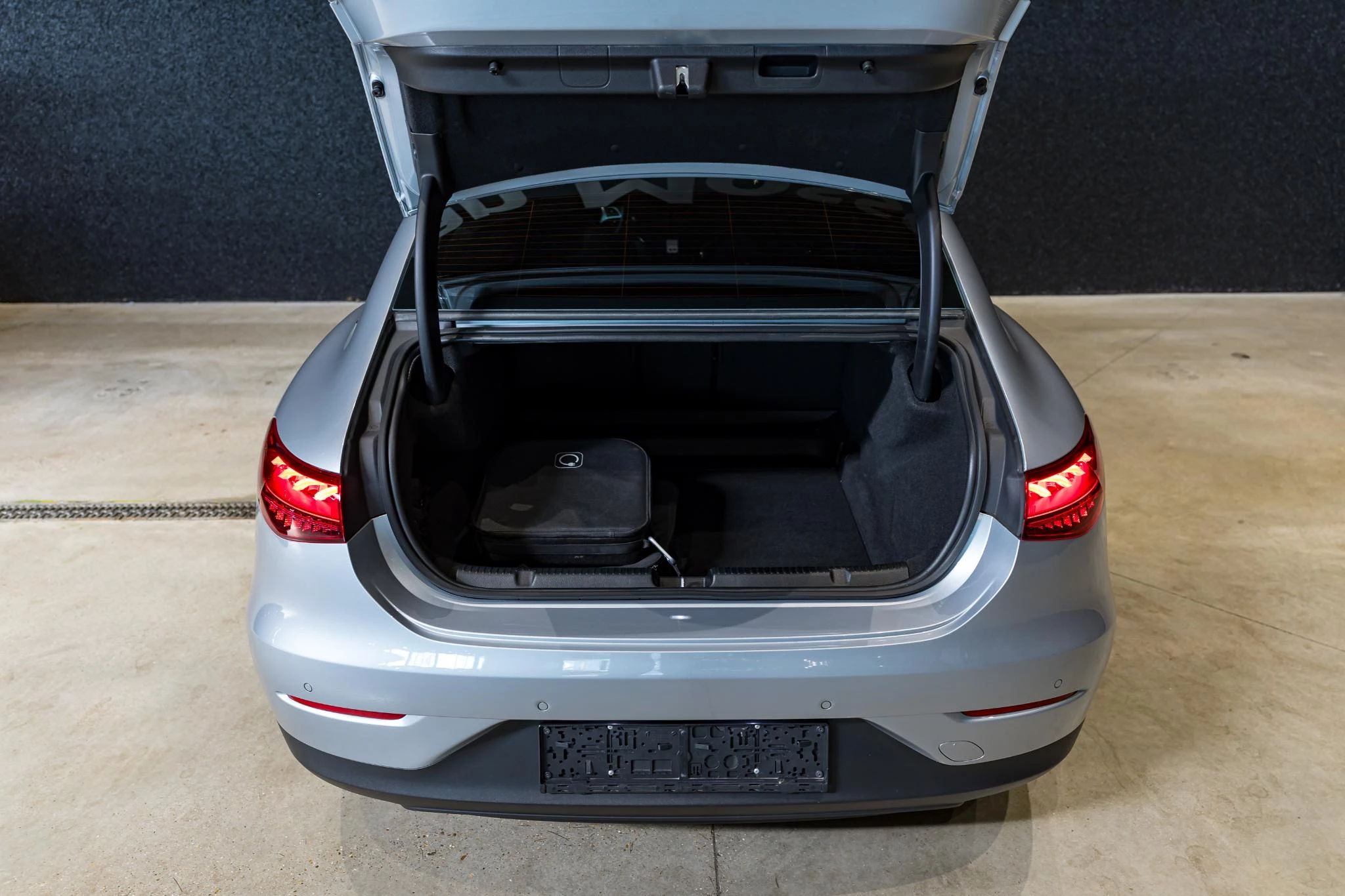 Mercedes-Benz-EQE-image-8
