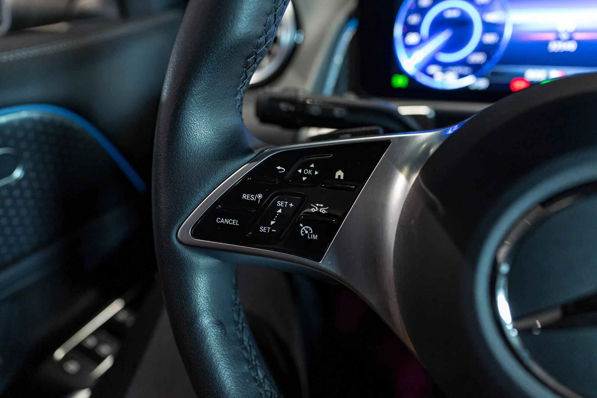 Mercedes-Benz-EQB-image-27