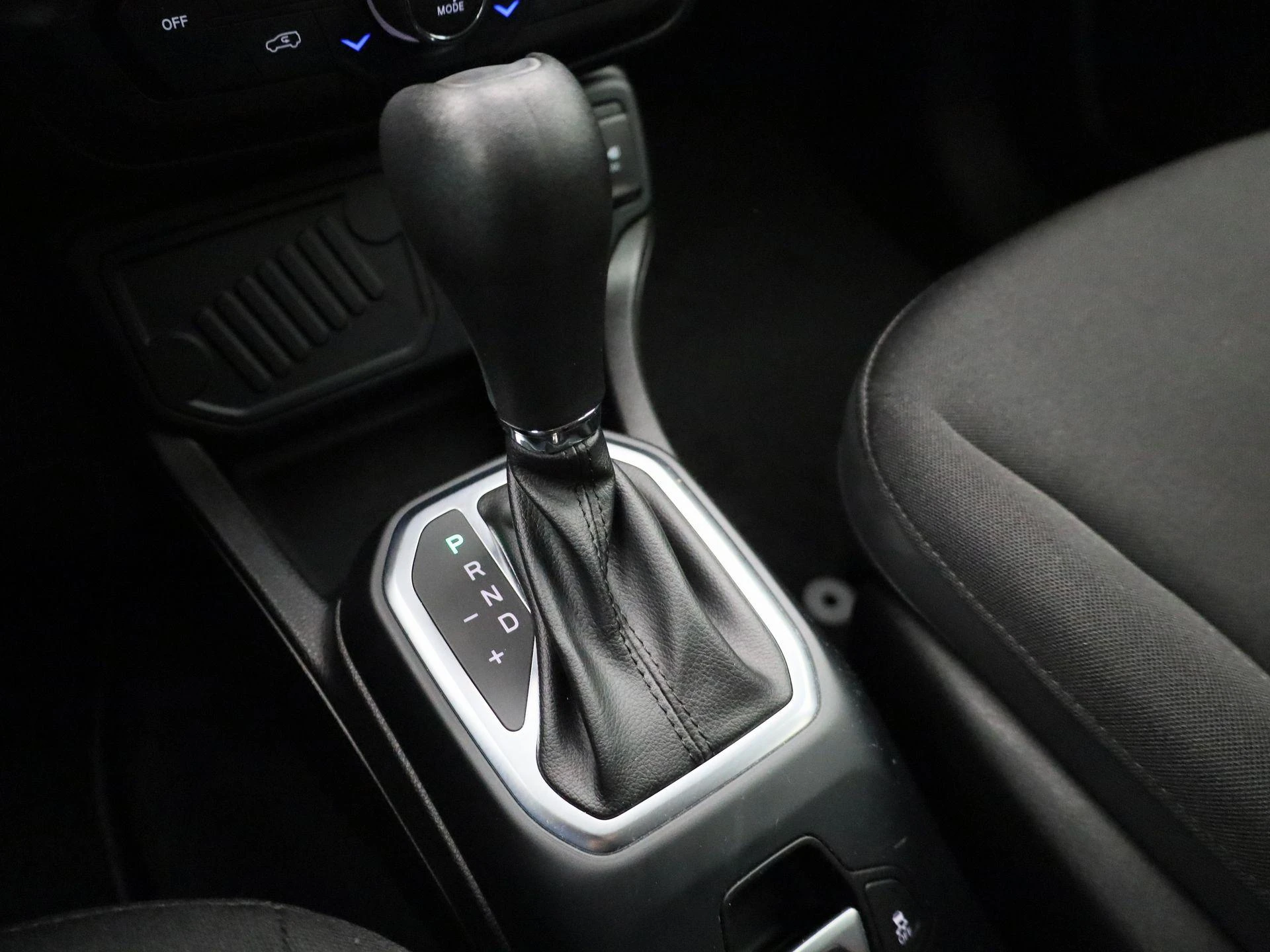 Jeep-Renegade-image-25