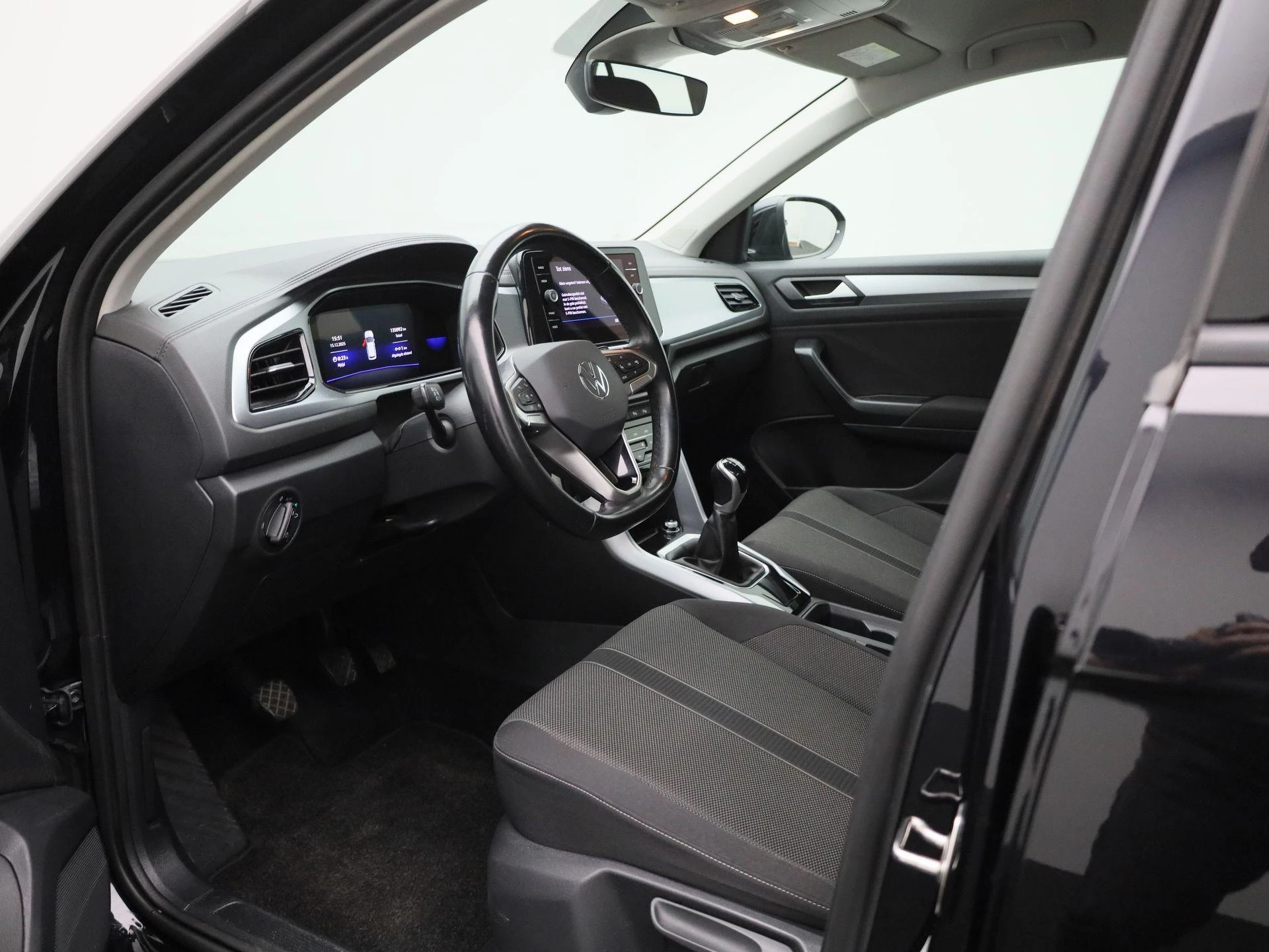 Volkswagen-T-Roc-image-25