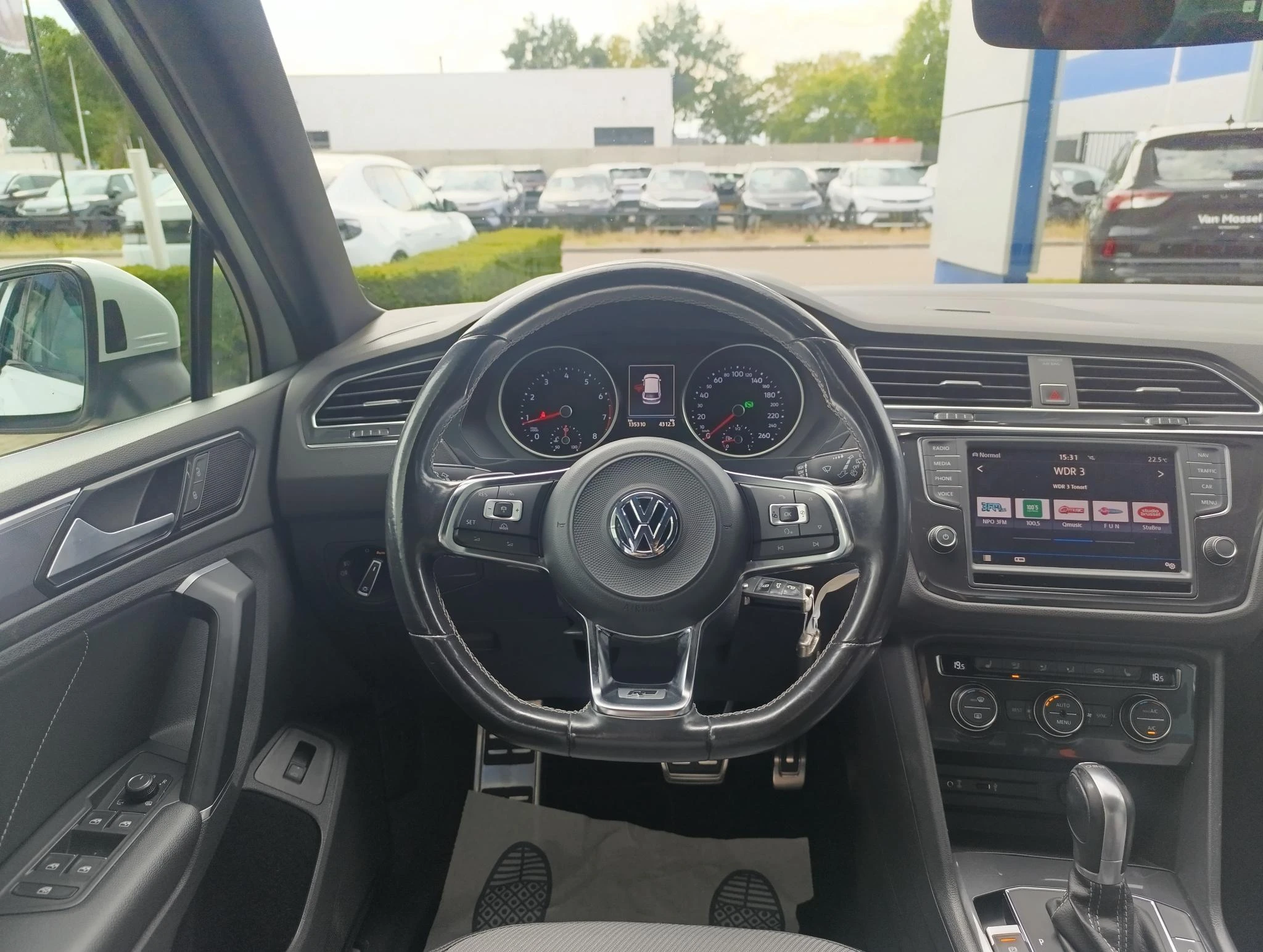 Volkswagen-Tiguan-image-12