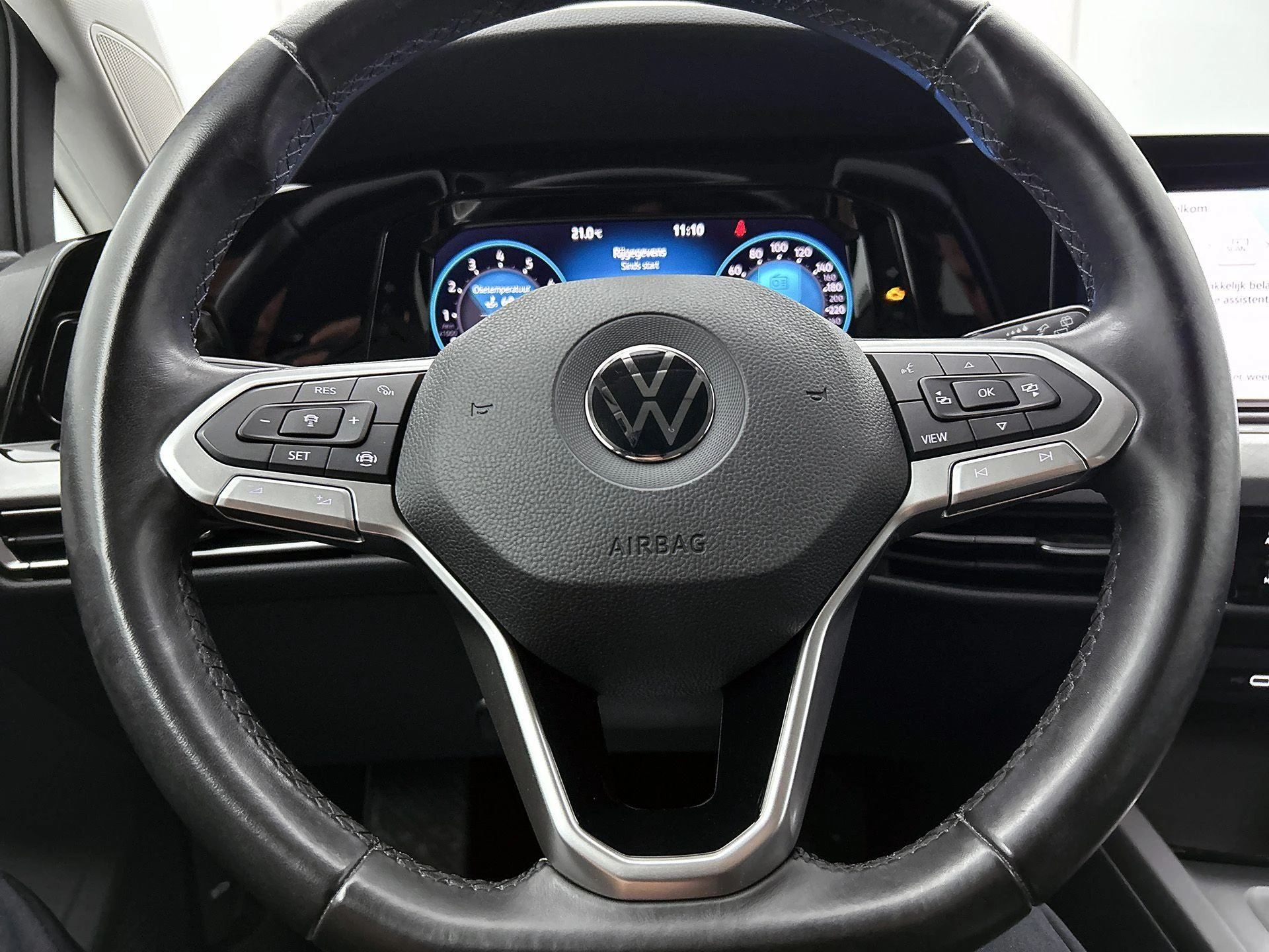 Volkswagen-Golf-image-21