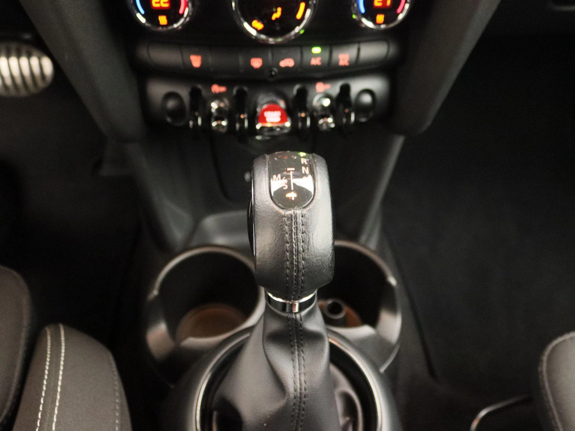 MINI Cooper 1.5 Serious Business