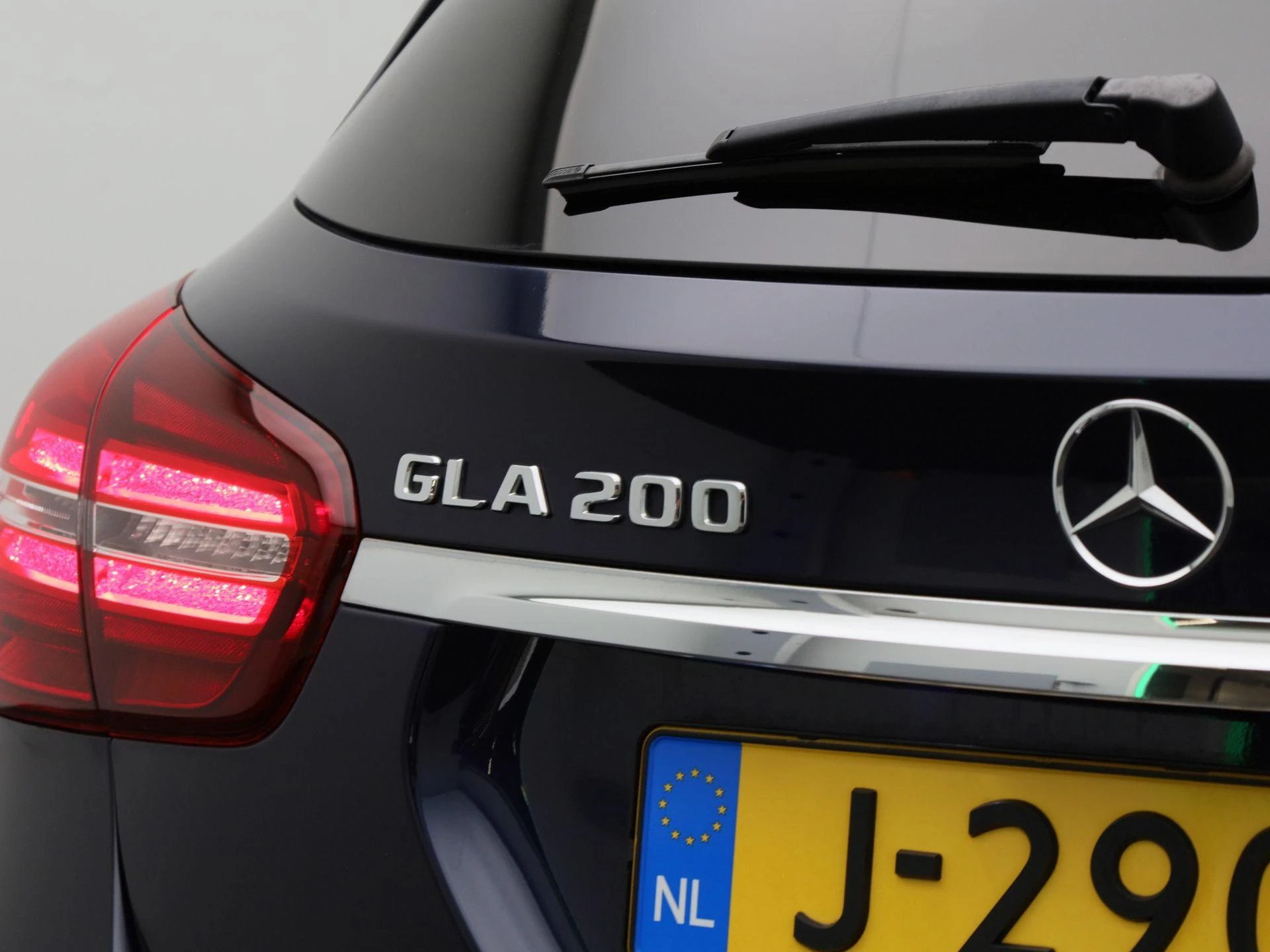 Mercedes-Benz-GLA-image-40