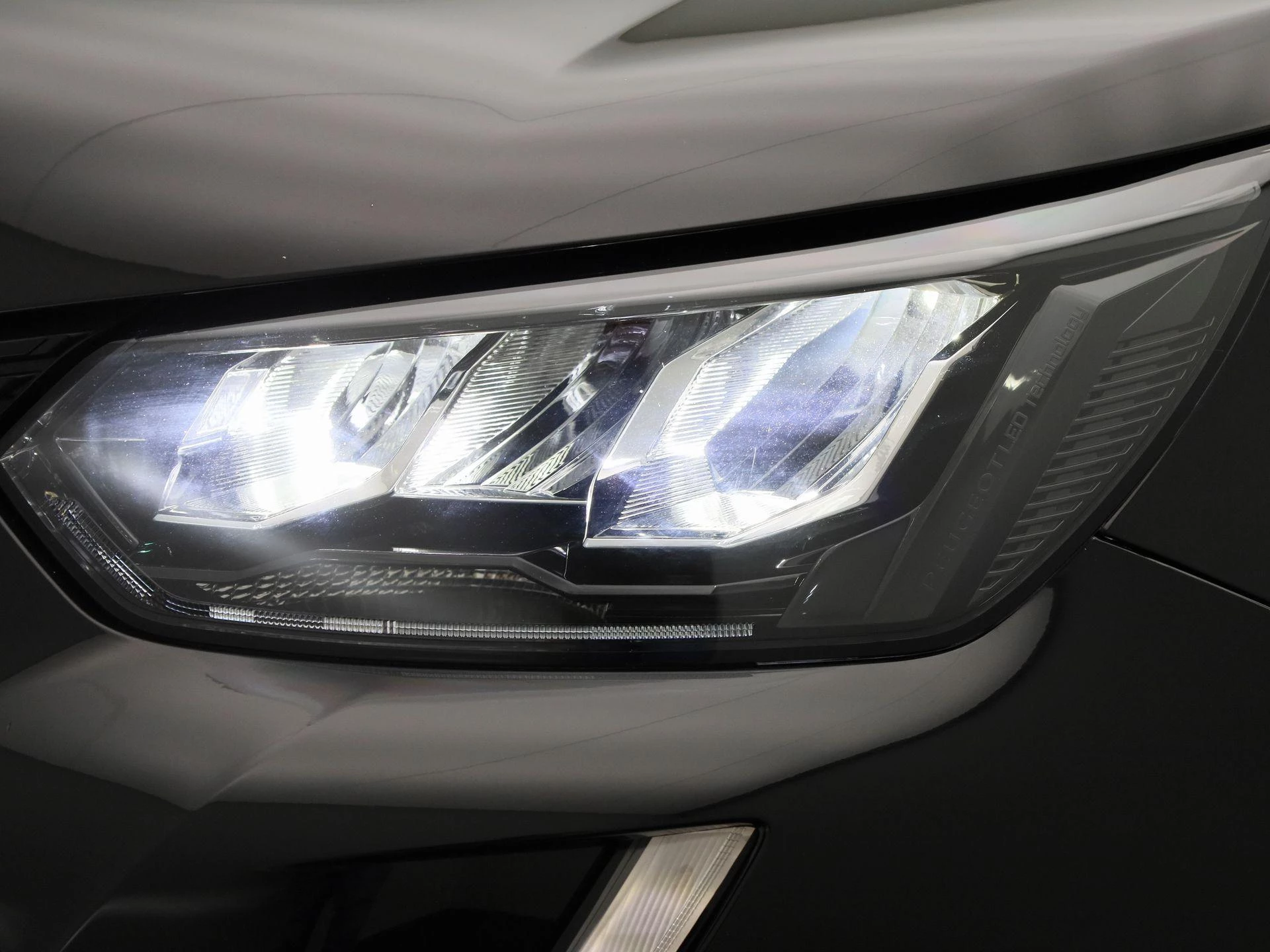 Peugeot-e-2008-image-13