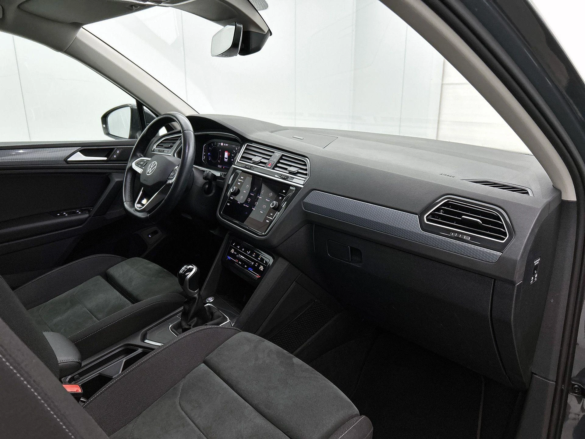 Volkswagen-Tiguan-image-19