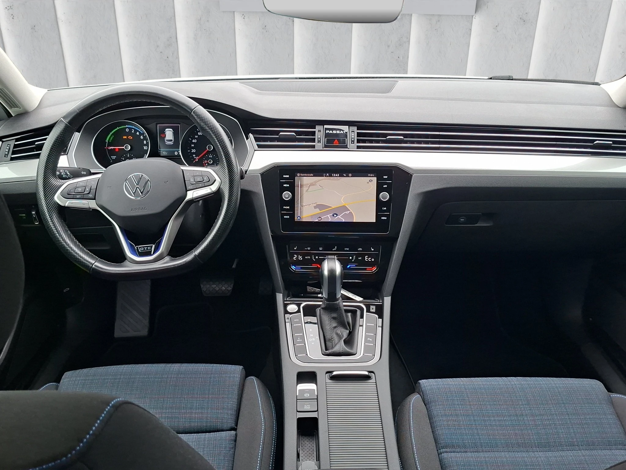 Volkswagen-Passat-image-11