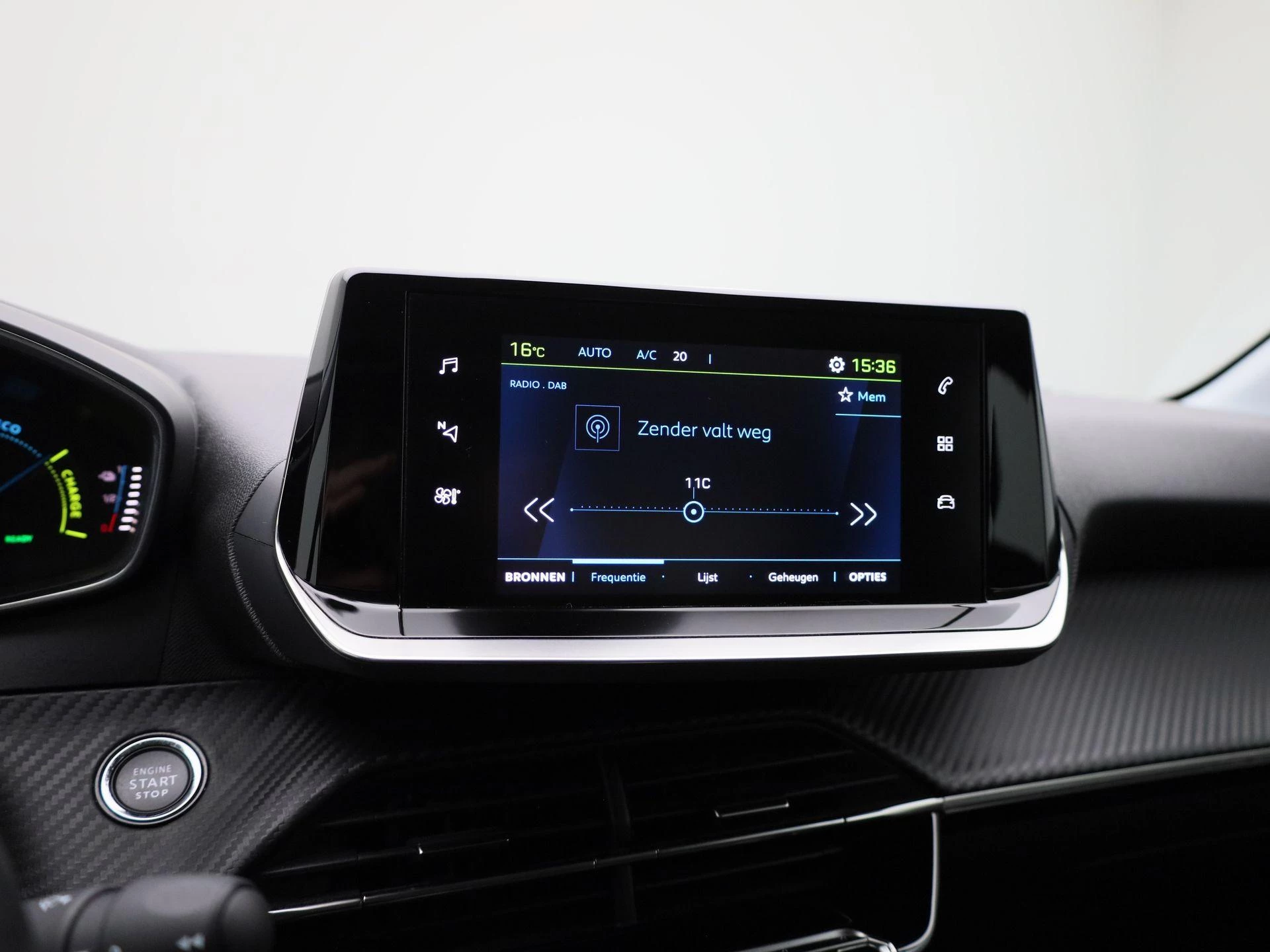 Peugeot-e-208-image-13