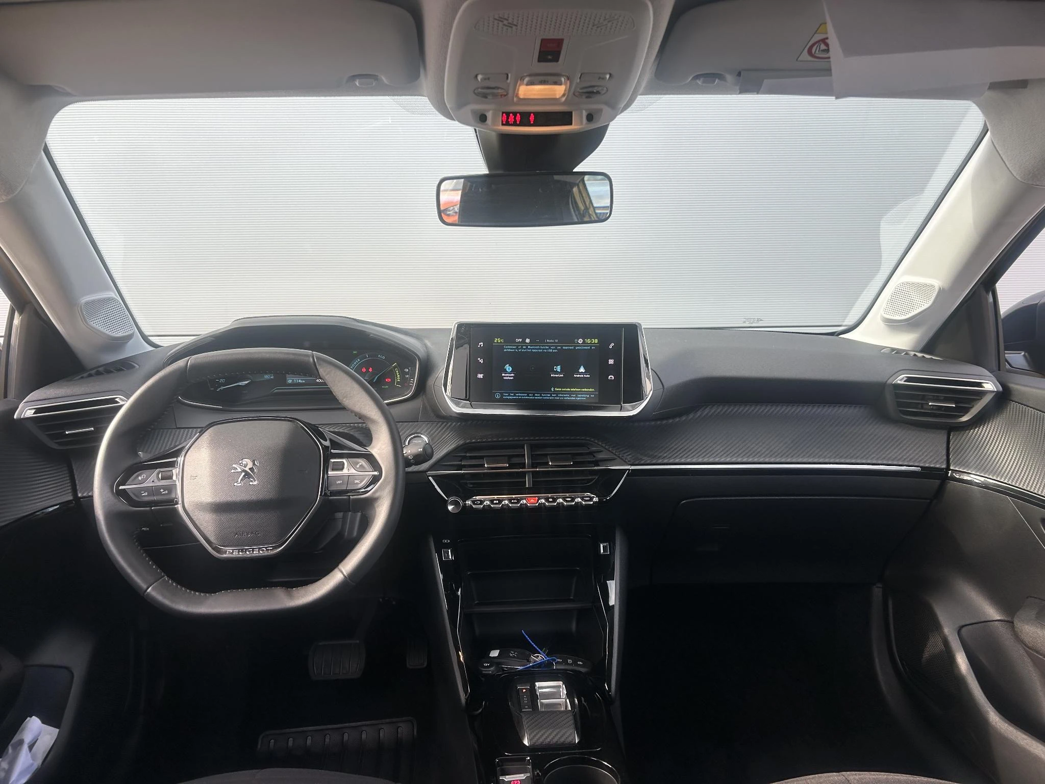 Peugeot-e-208-image-10
