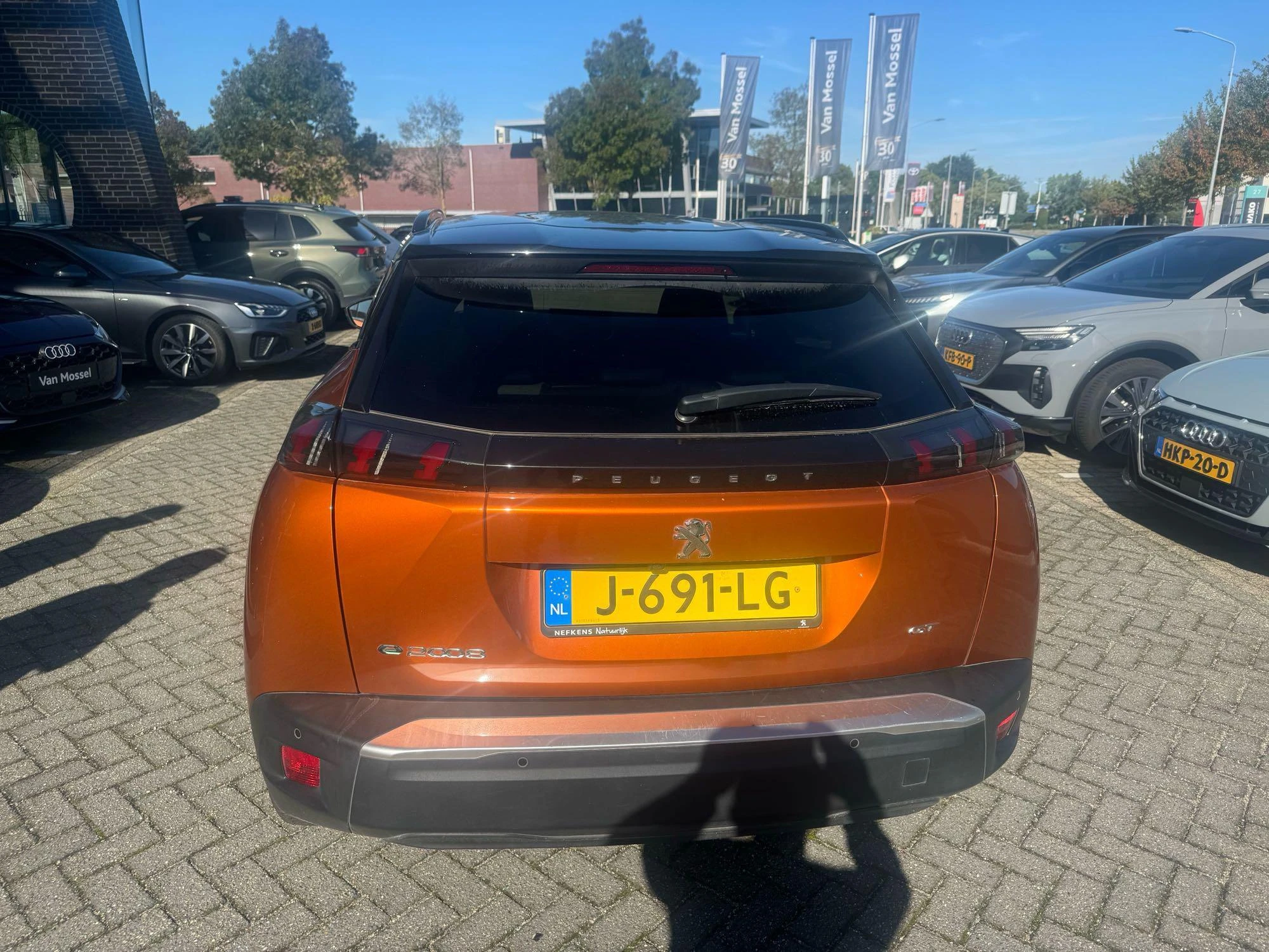 Peugeot-e-2008-image-2