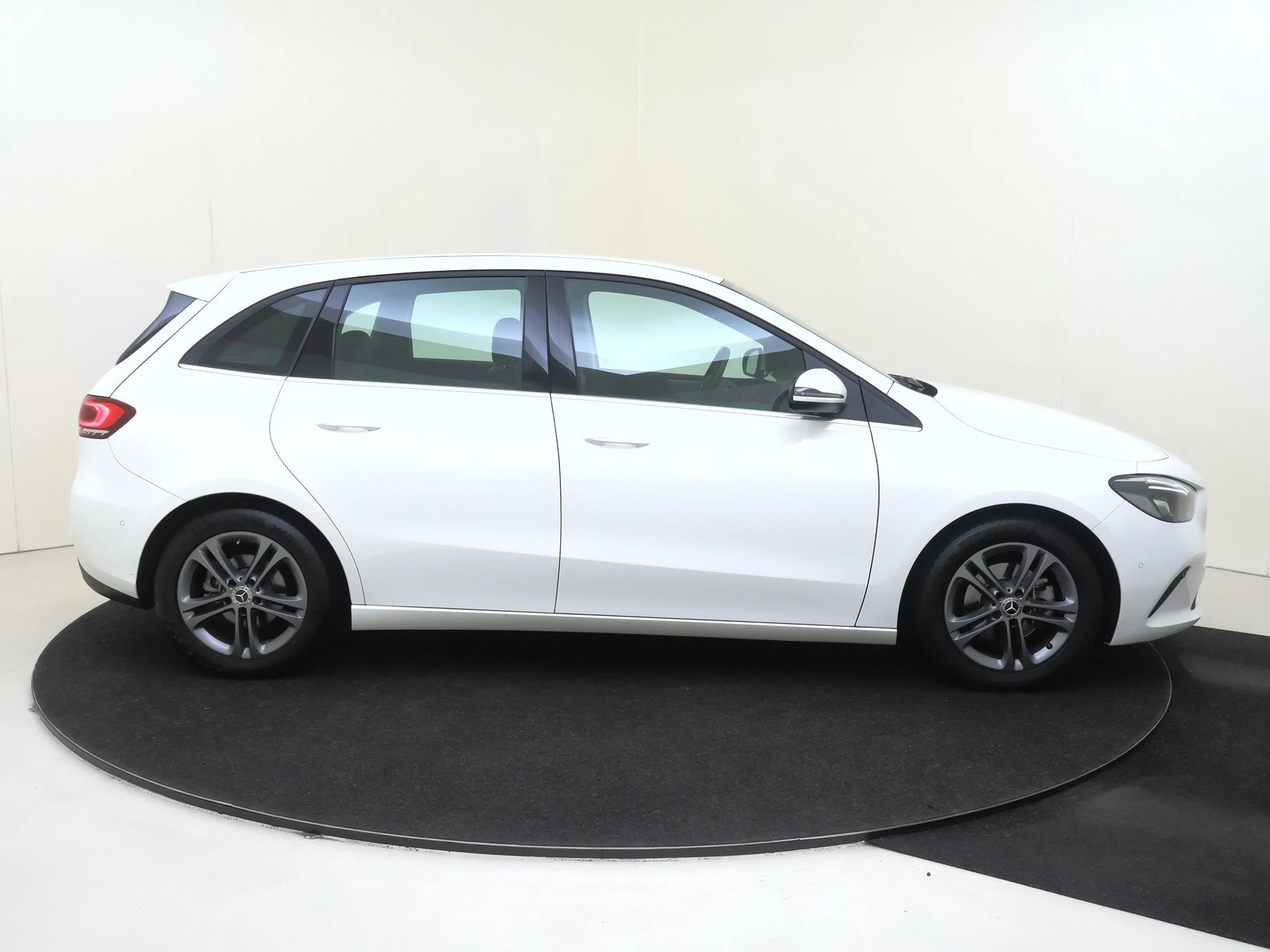 Mercedes-Benz-B-Klasse-image-8