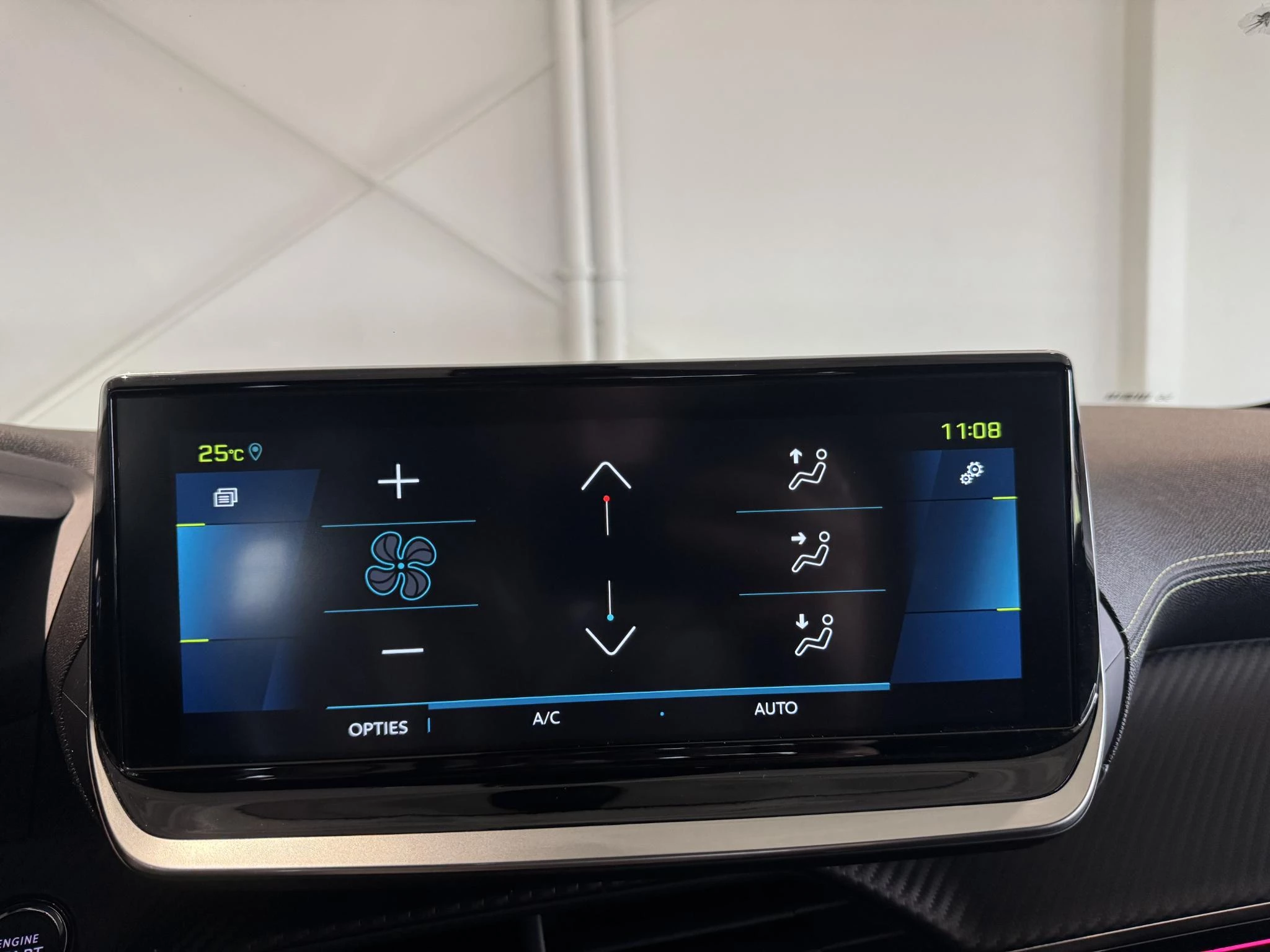 Peugeot-e-208-image-22