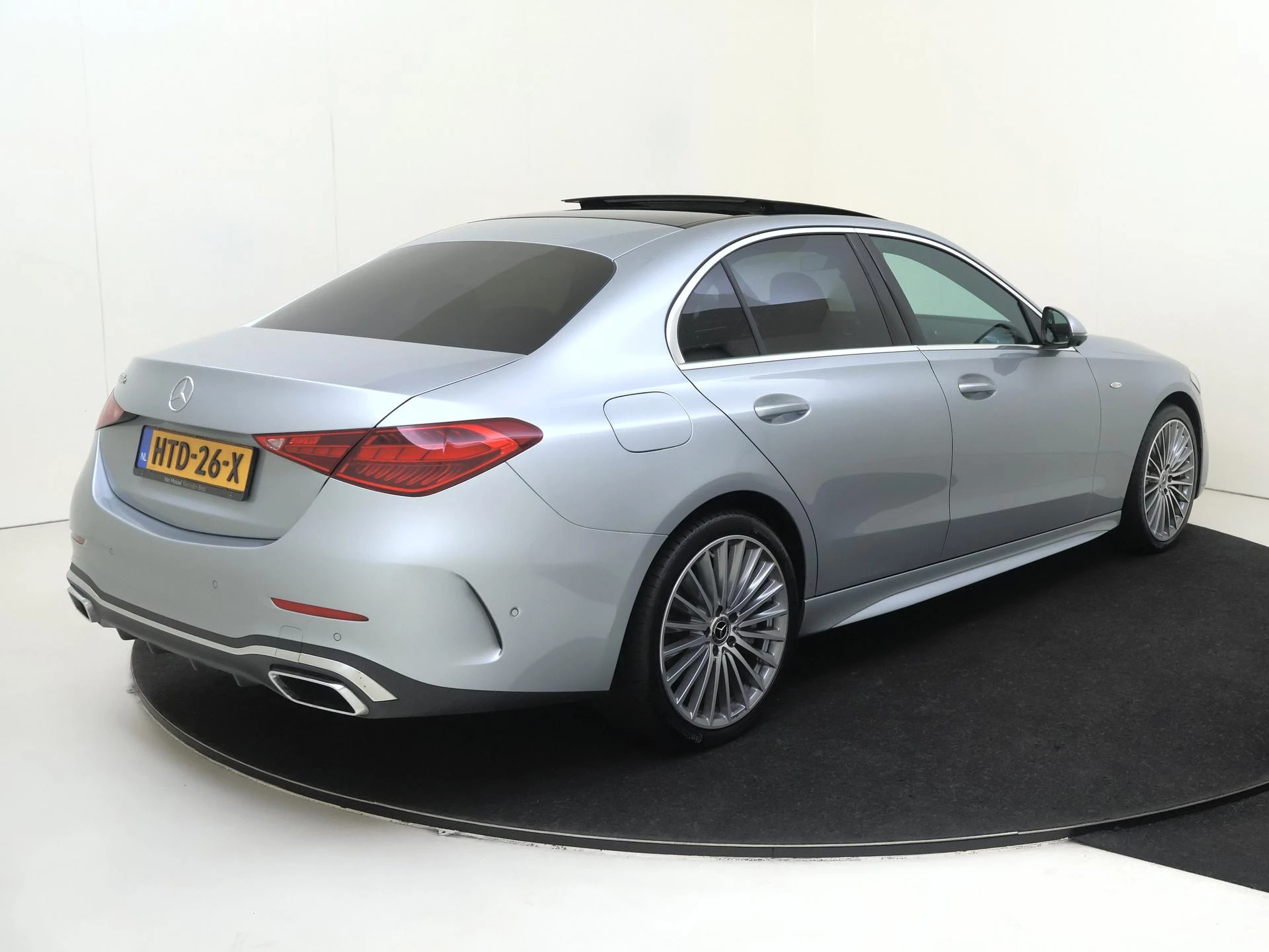 Mercedes-Benz-C-Klasse-image-3