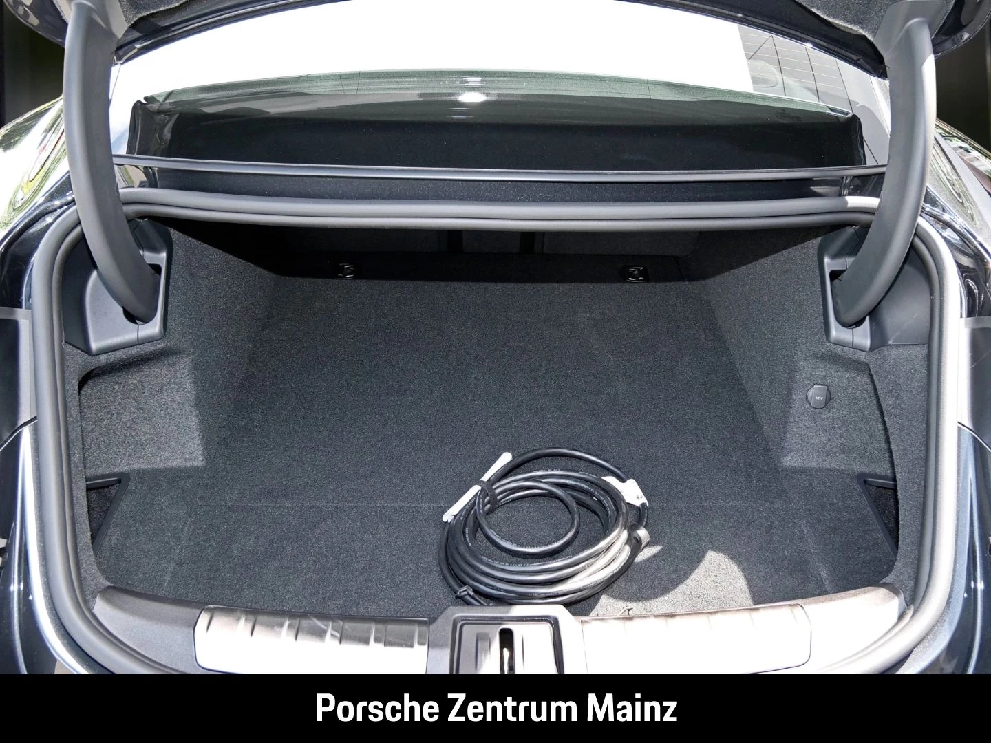 Porsche Taycan Black Edition InnoDrive HA-Lenkung HeadUp black edition